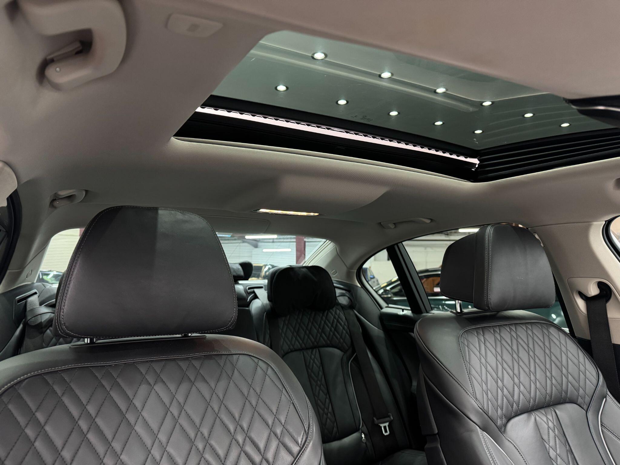 BMW 7 Series view 30