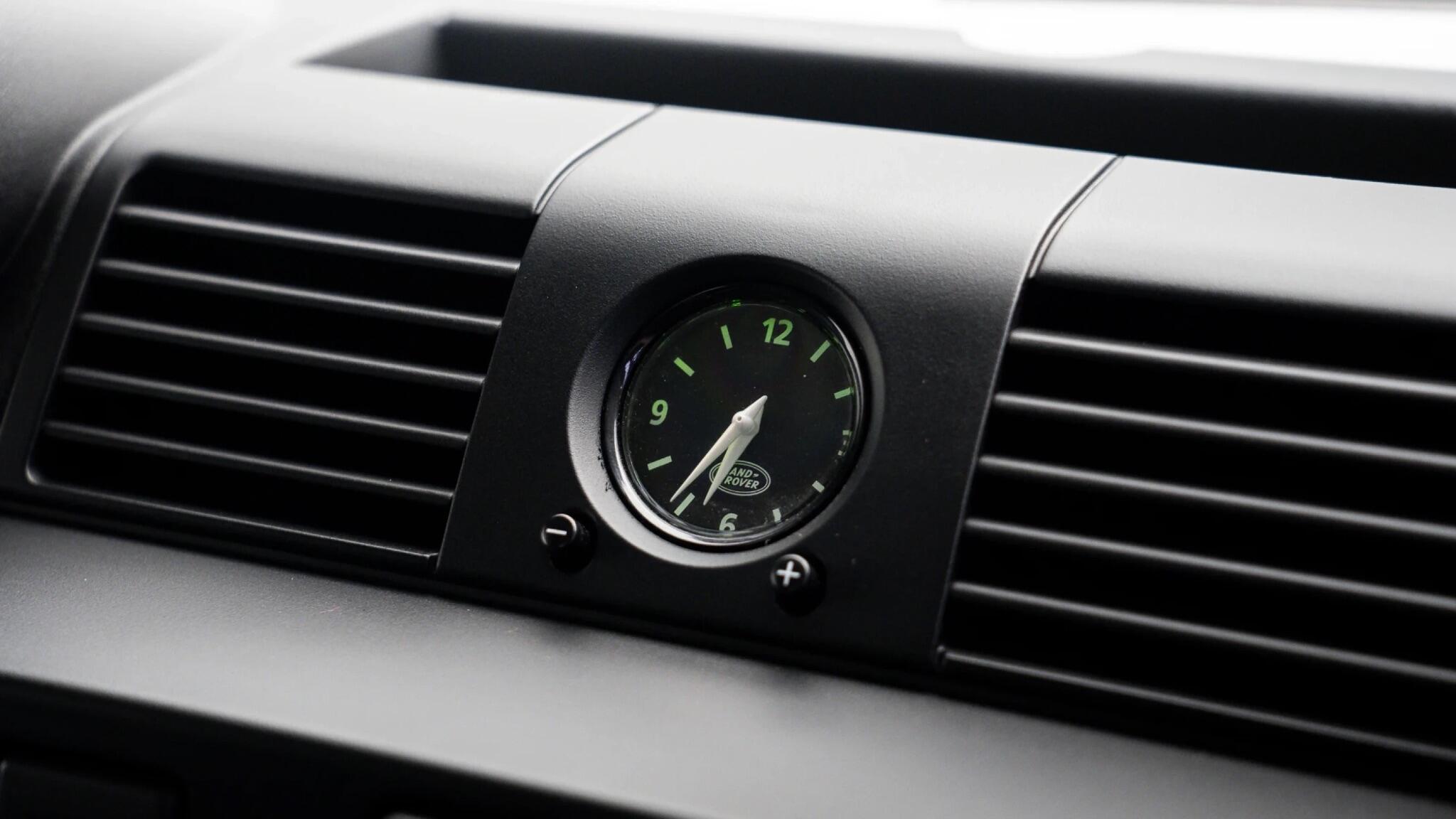 Land Rover Defender 90 view 7