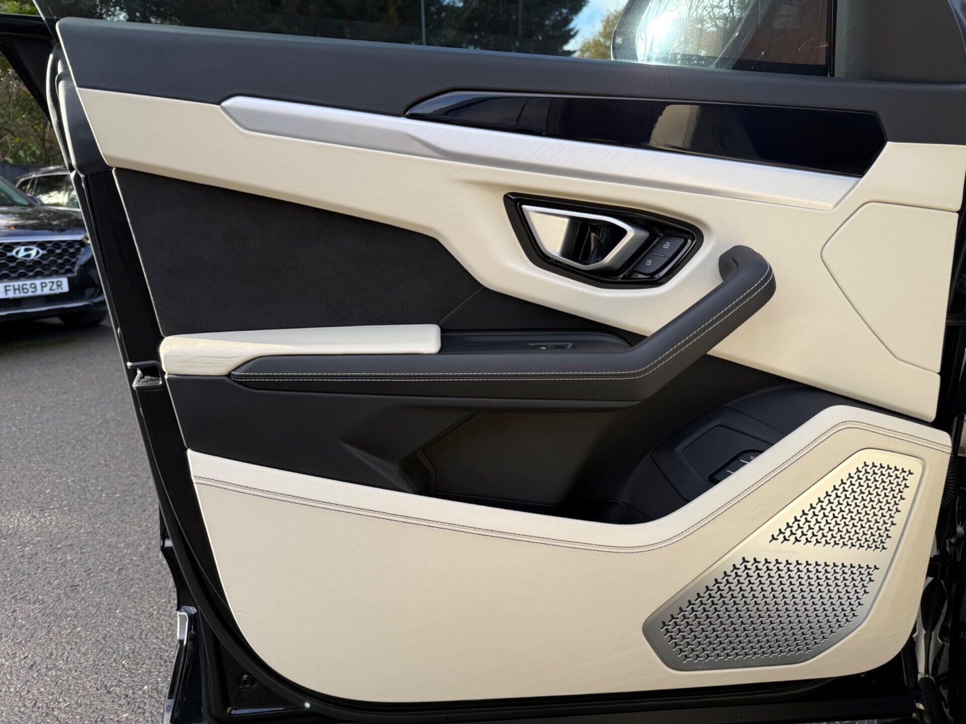 Lamborghini Urus view 25