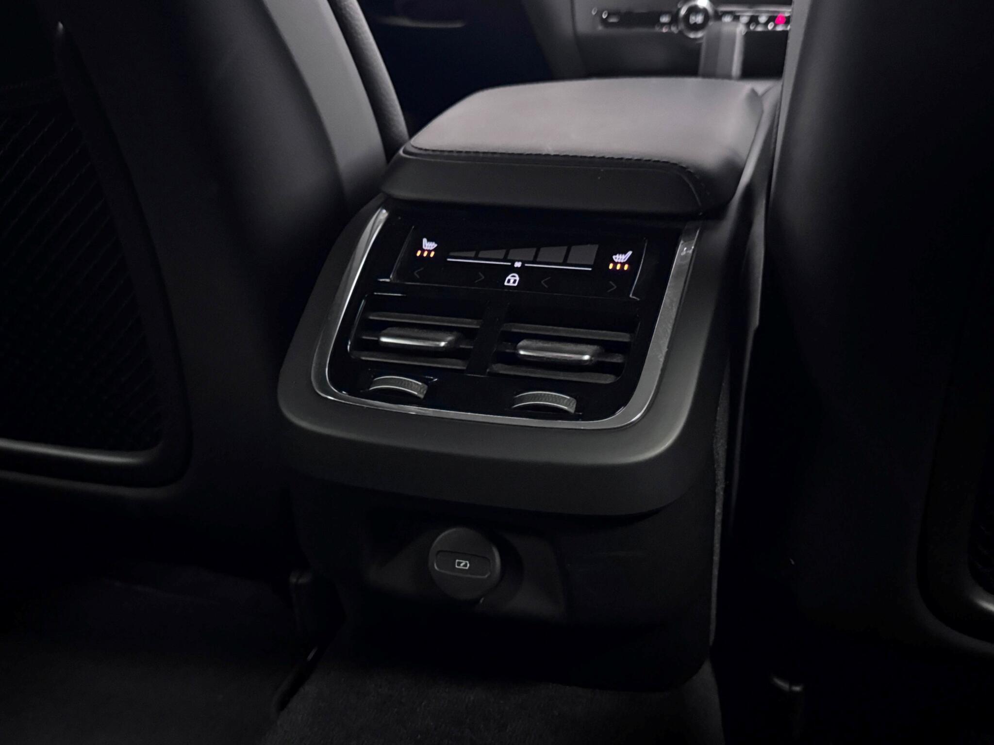 Volvo V60 Cross Country view 23