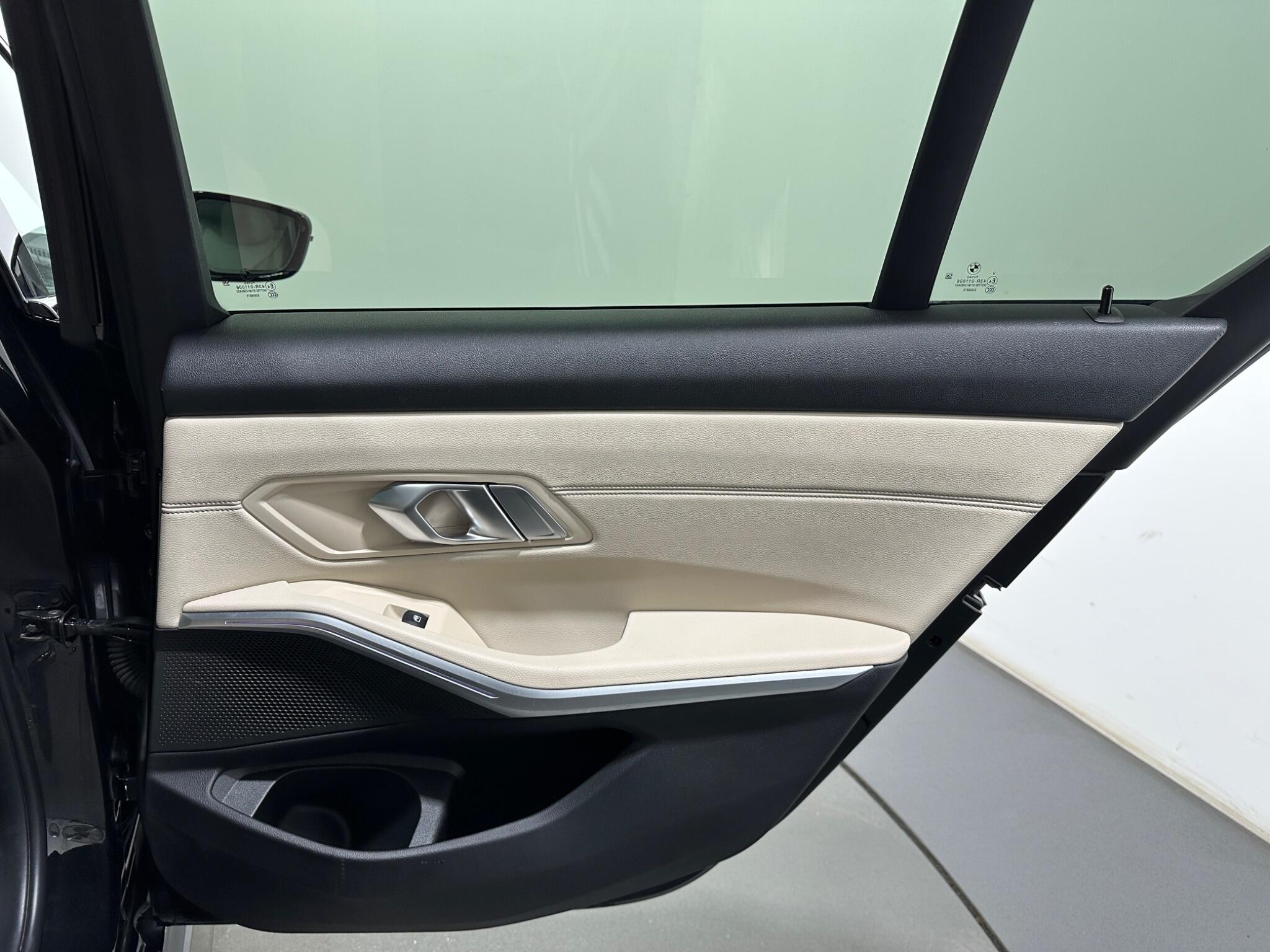 BMW 3 Series view 44