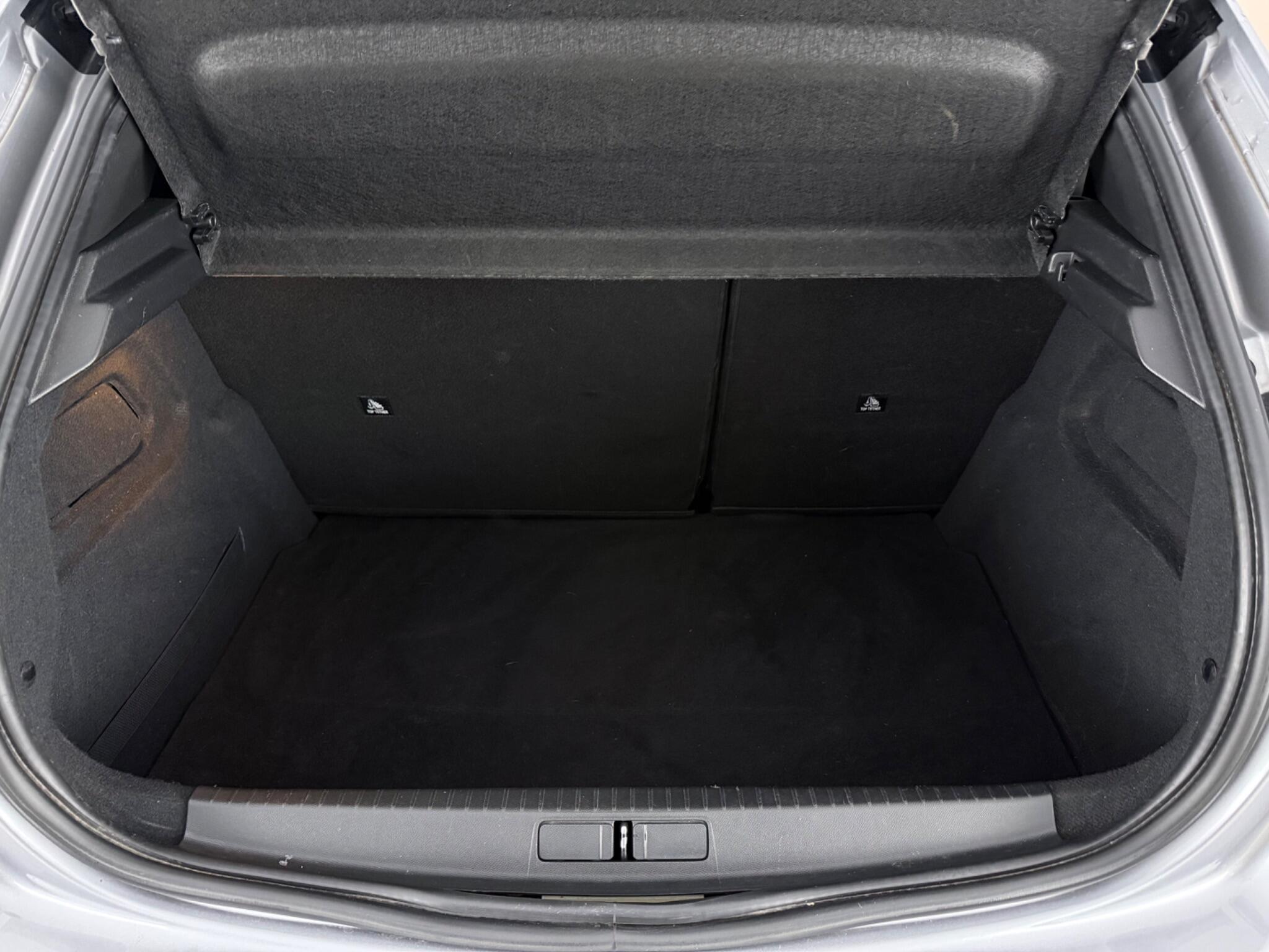 Peugeot 208 view 9