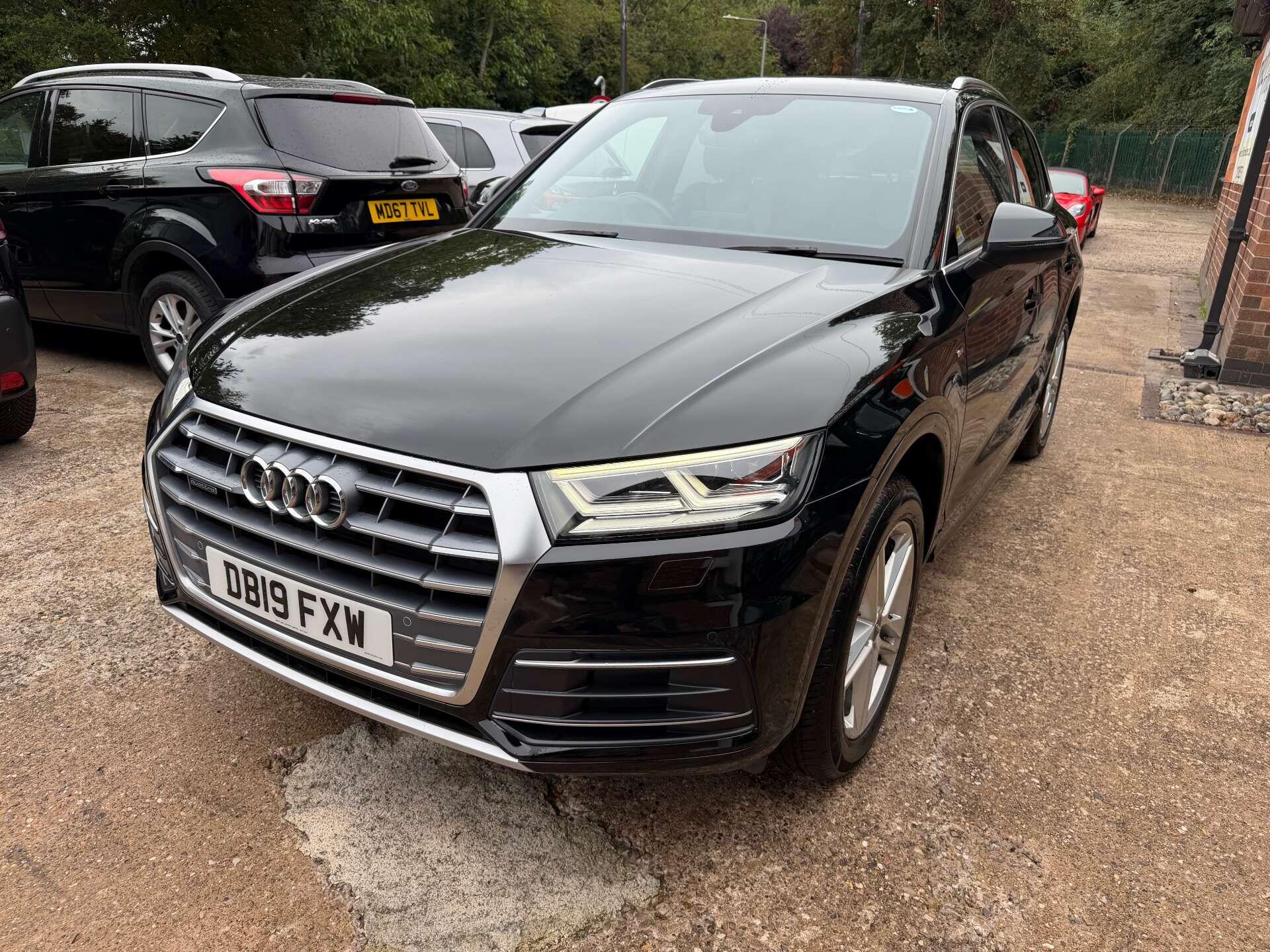 Audi Q5 view 10