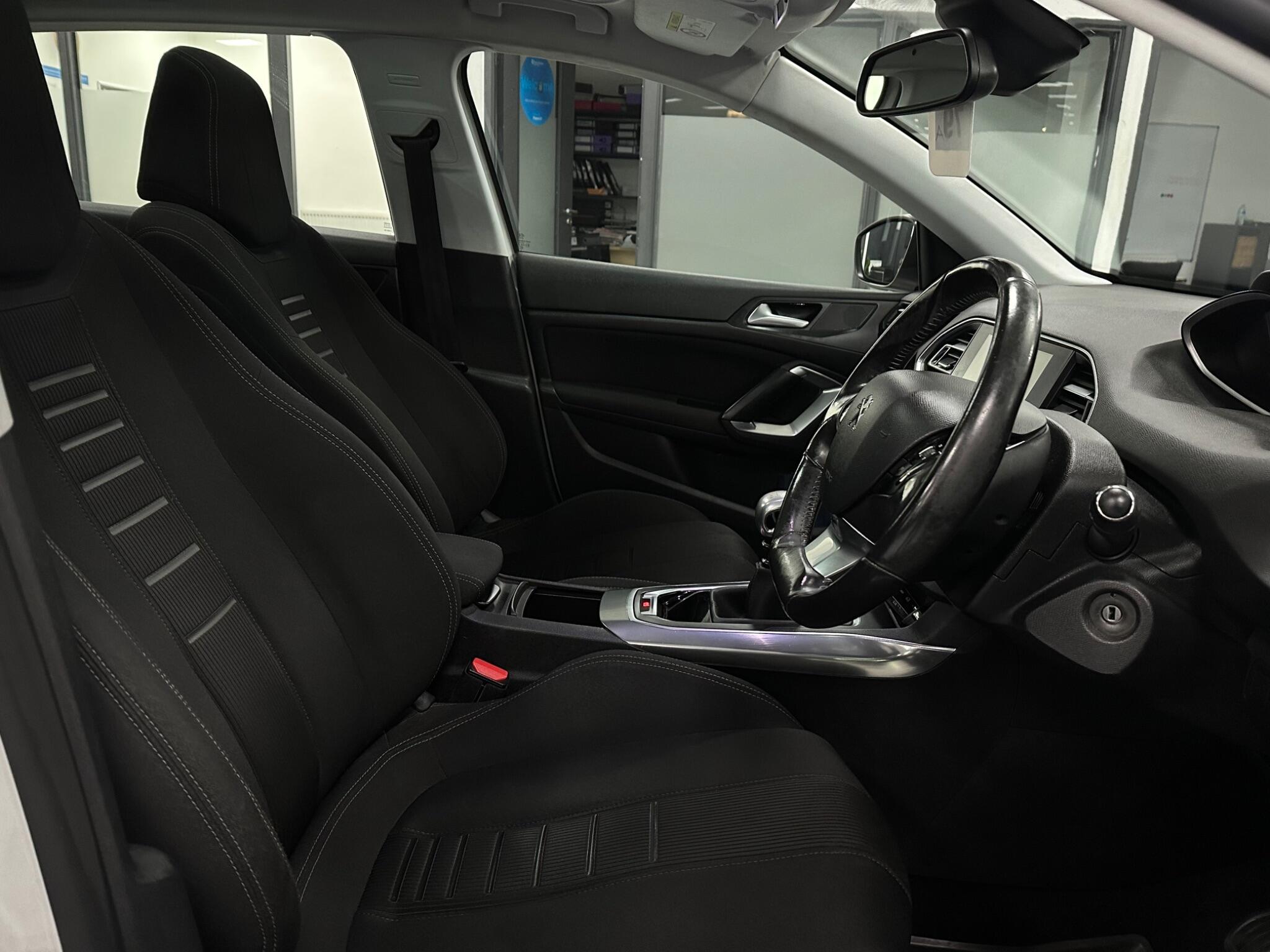 Peugeot 308 view 17