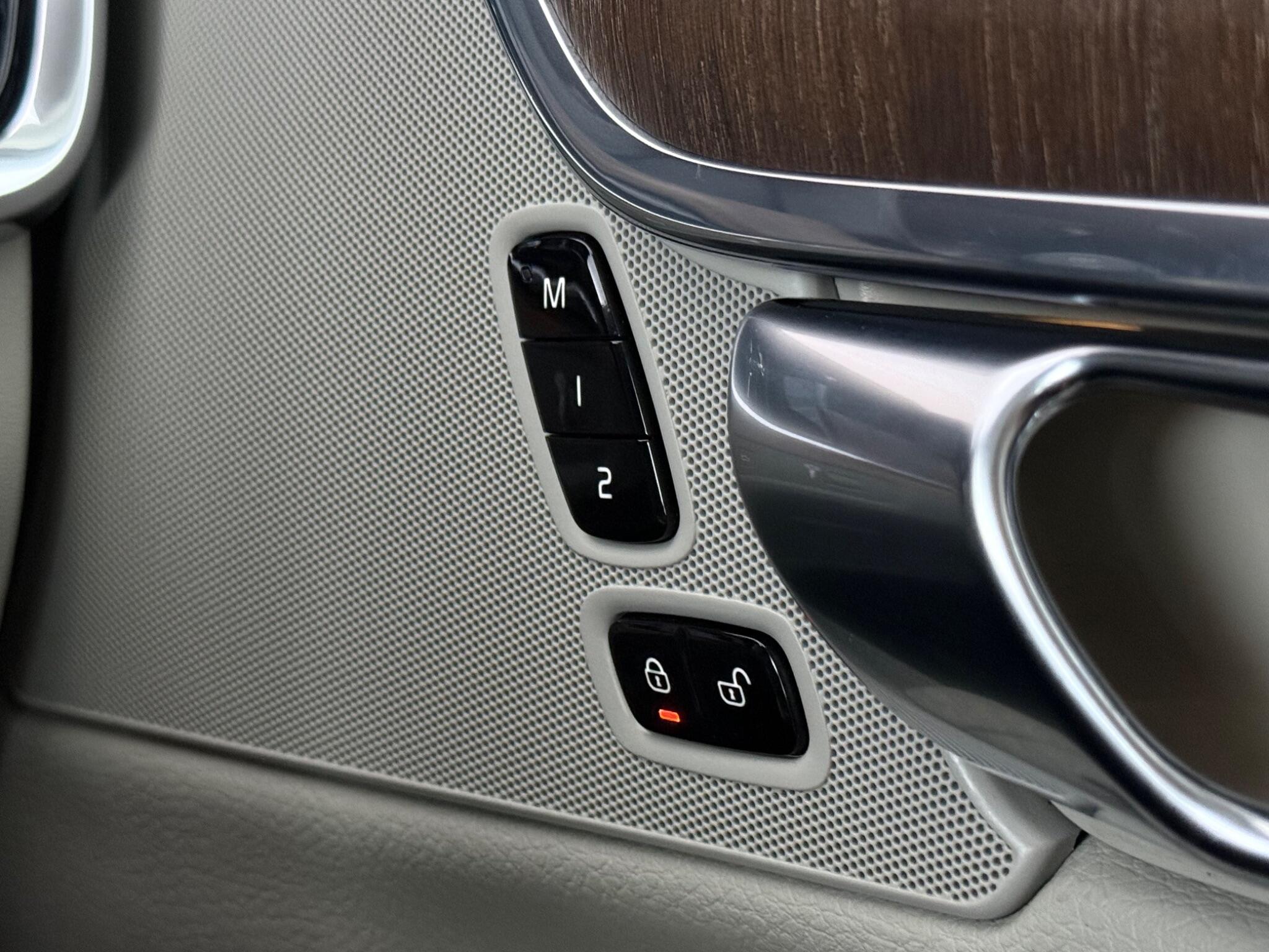 Volvo V90 Cross Country view 18