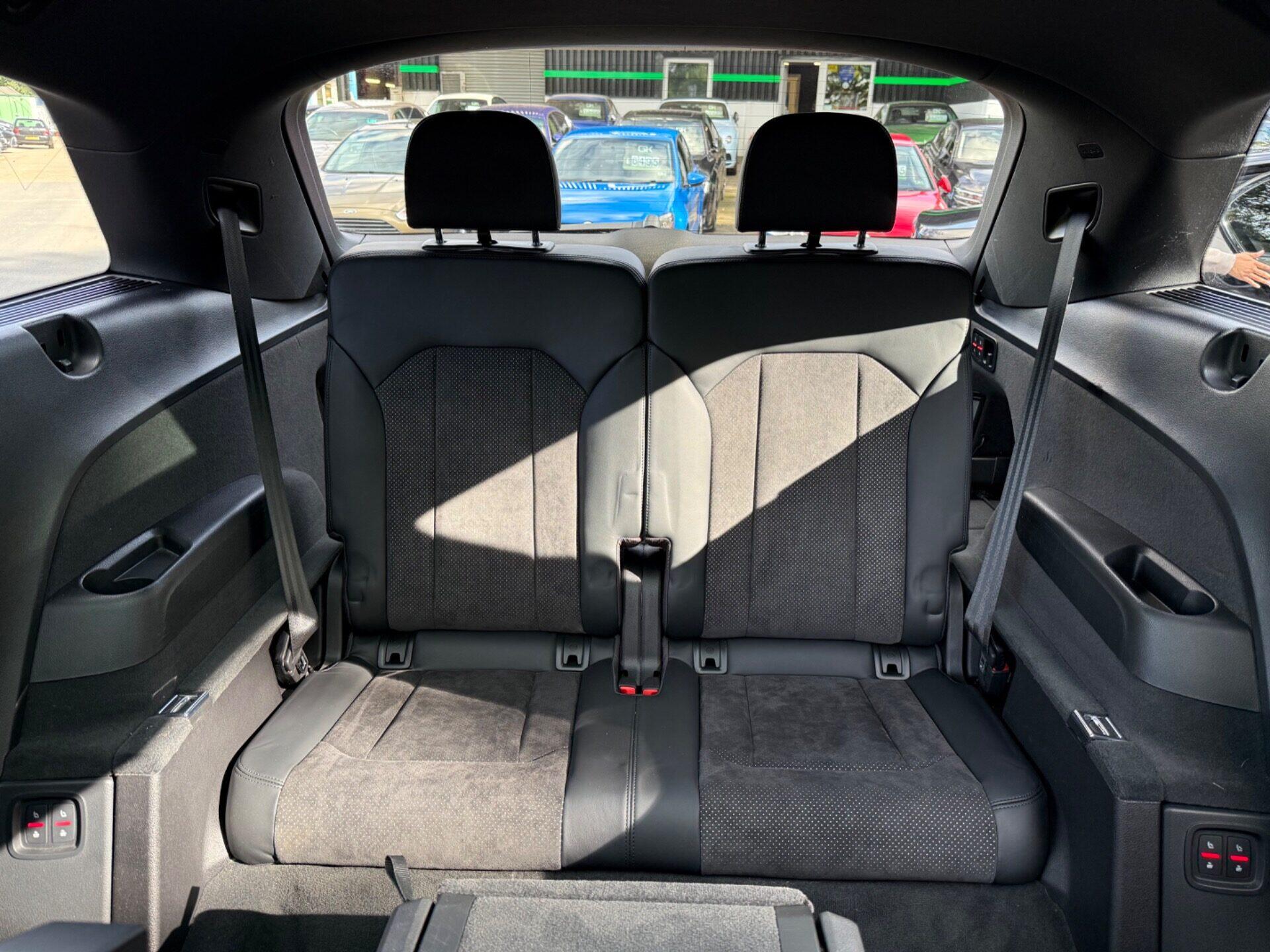 Audi Q7 view 17