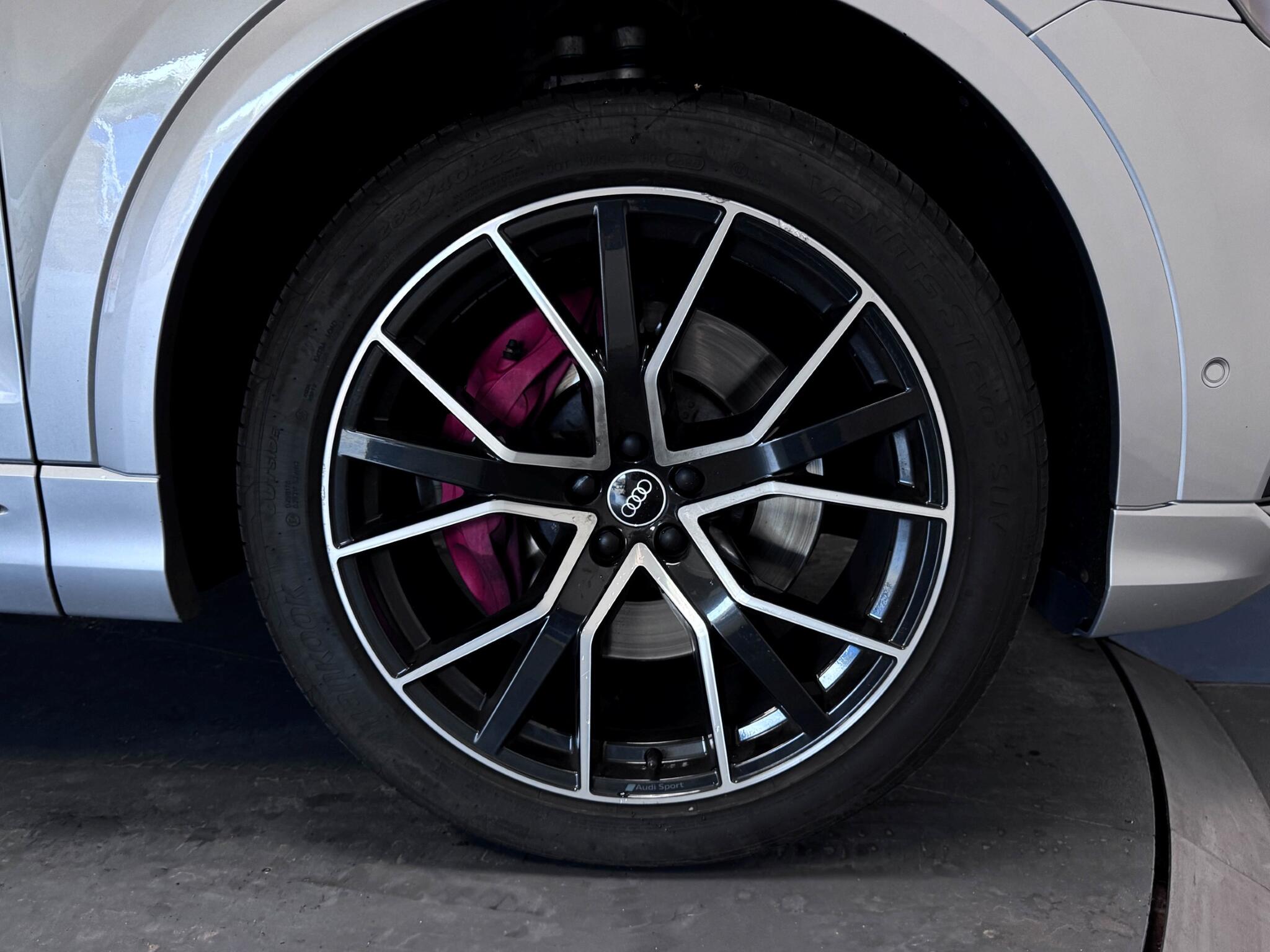 Audi SQ8 view 63