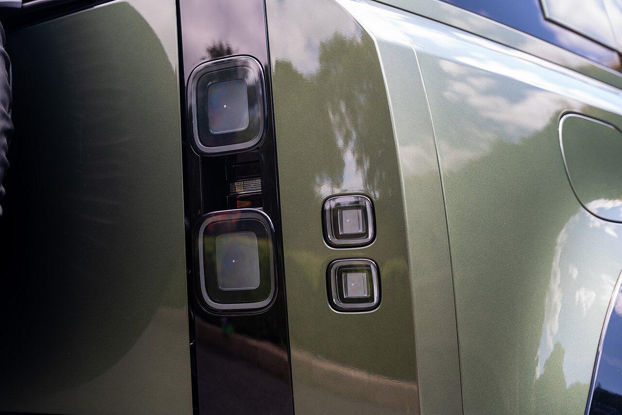 Land Rover Defender view 19