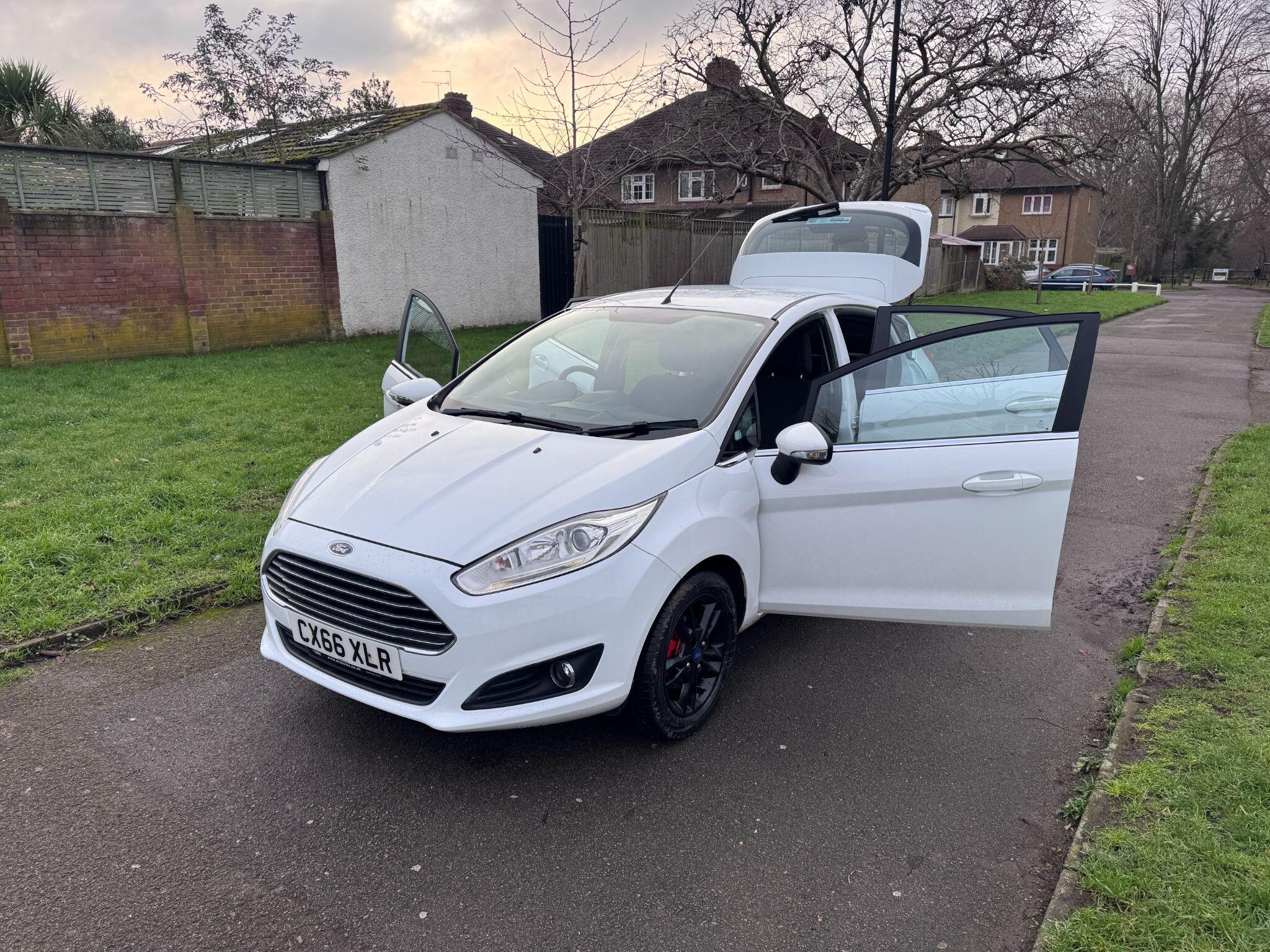 2016 Ford Fiesta image 28