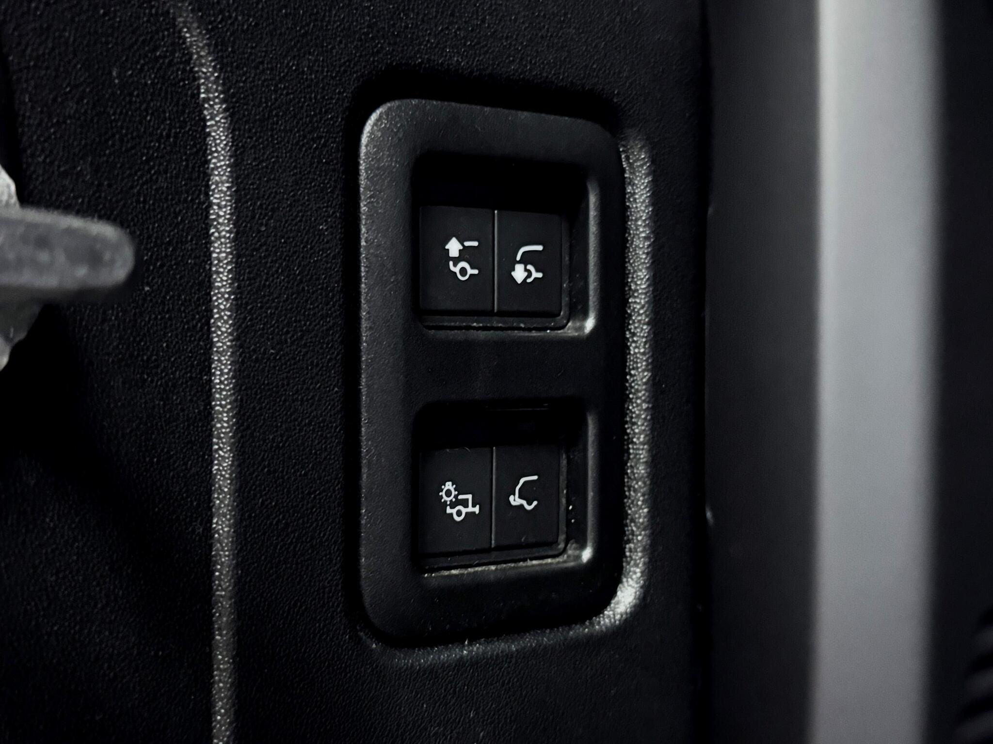 Land Rover Defender 110 view 9
