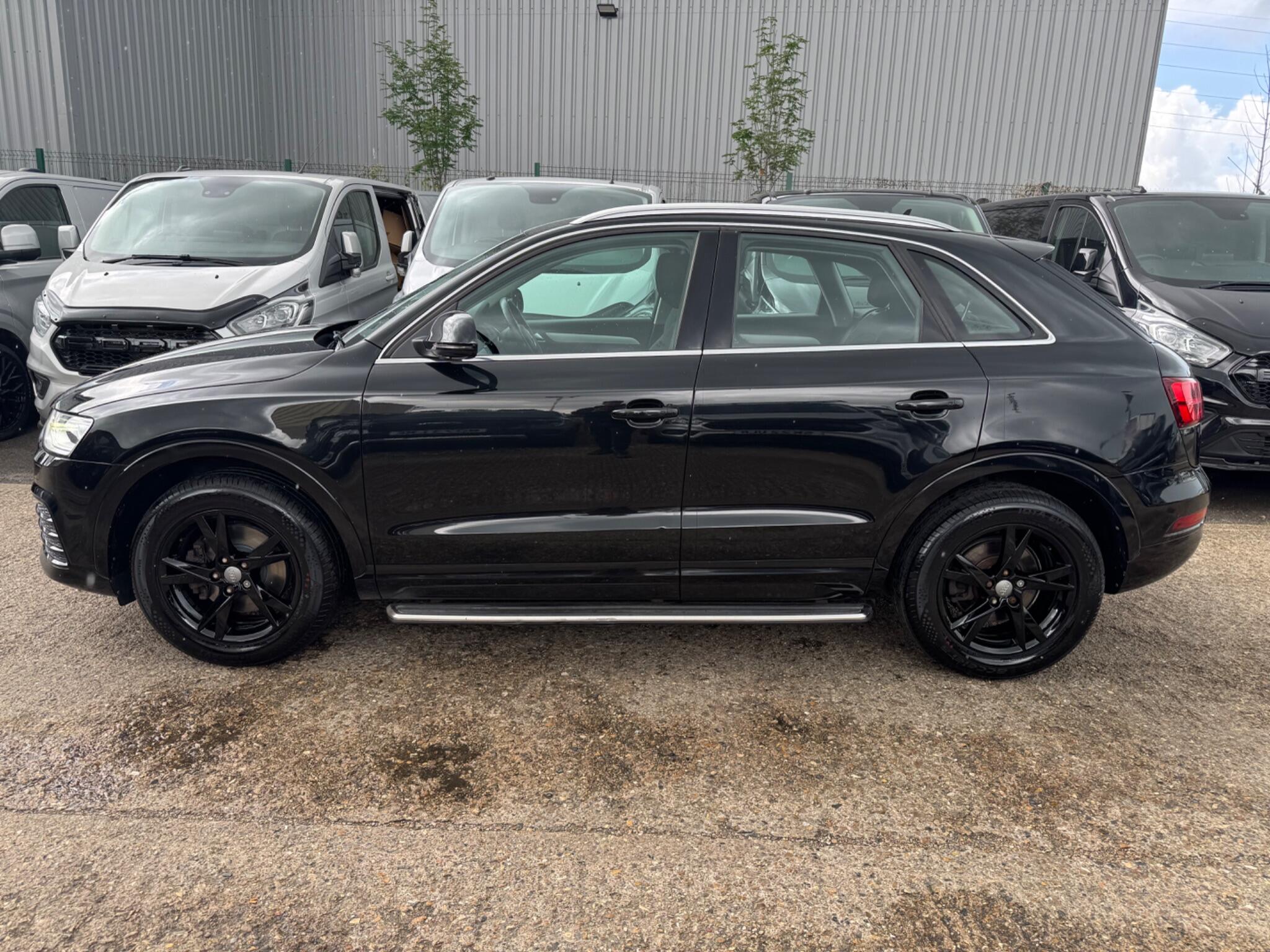 Audi Q3 view 10