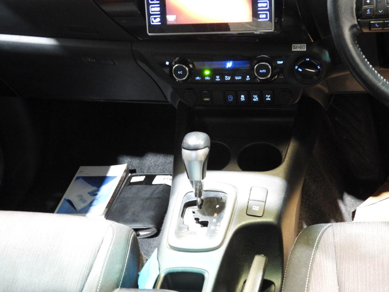 Toyota Hilux view 32