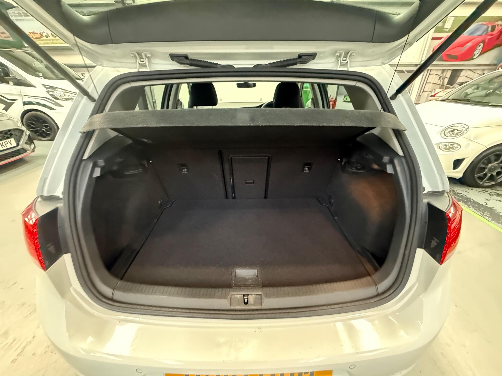 Volkswagen Golf view 11