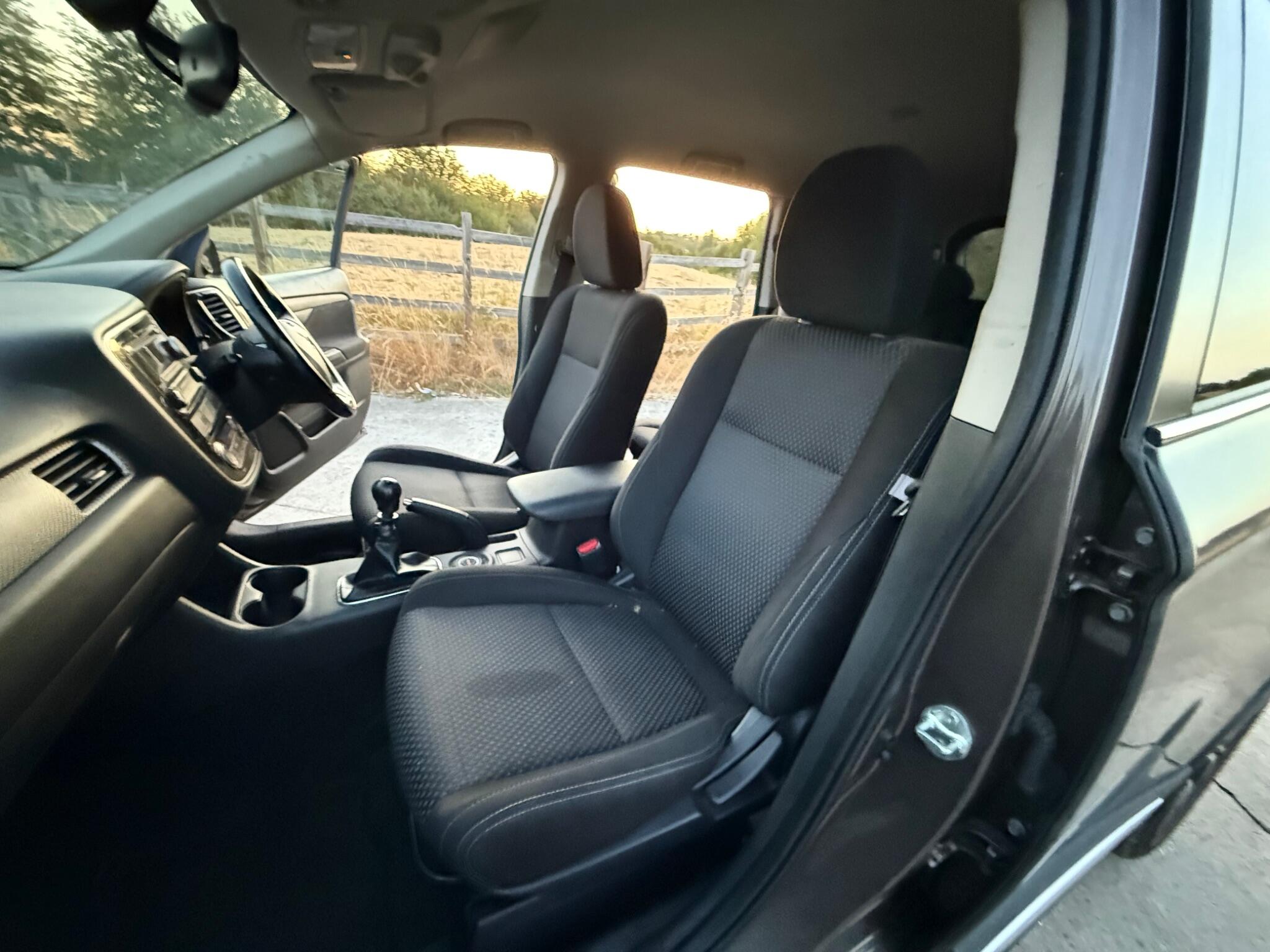 Mitsubishi Outlander 2.2 DI-D GX3 SUV 5dr Diesel Manual 4WD Euro 6 (s/s) (147 ps) — photo 41 of 90