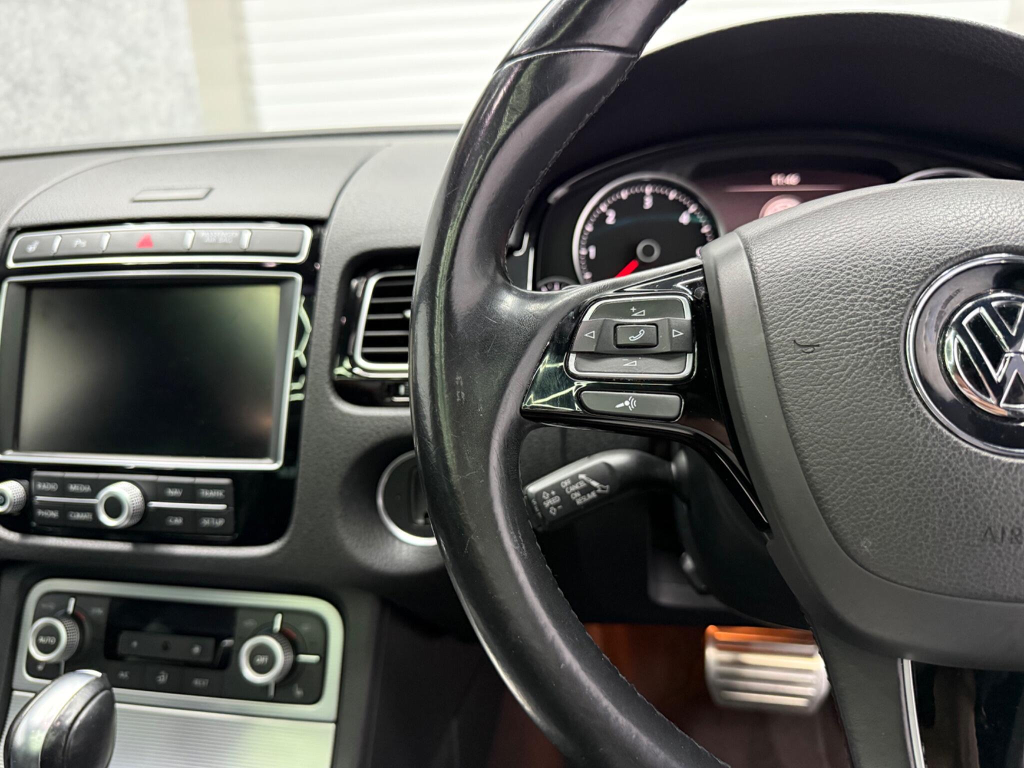 Volkswagen Touareg view 11