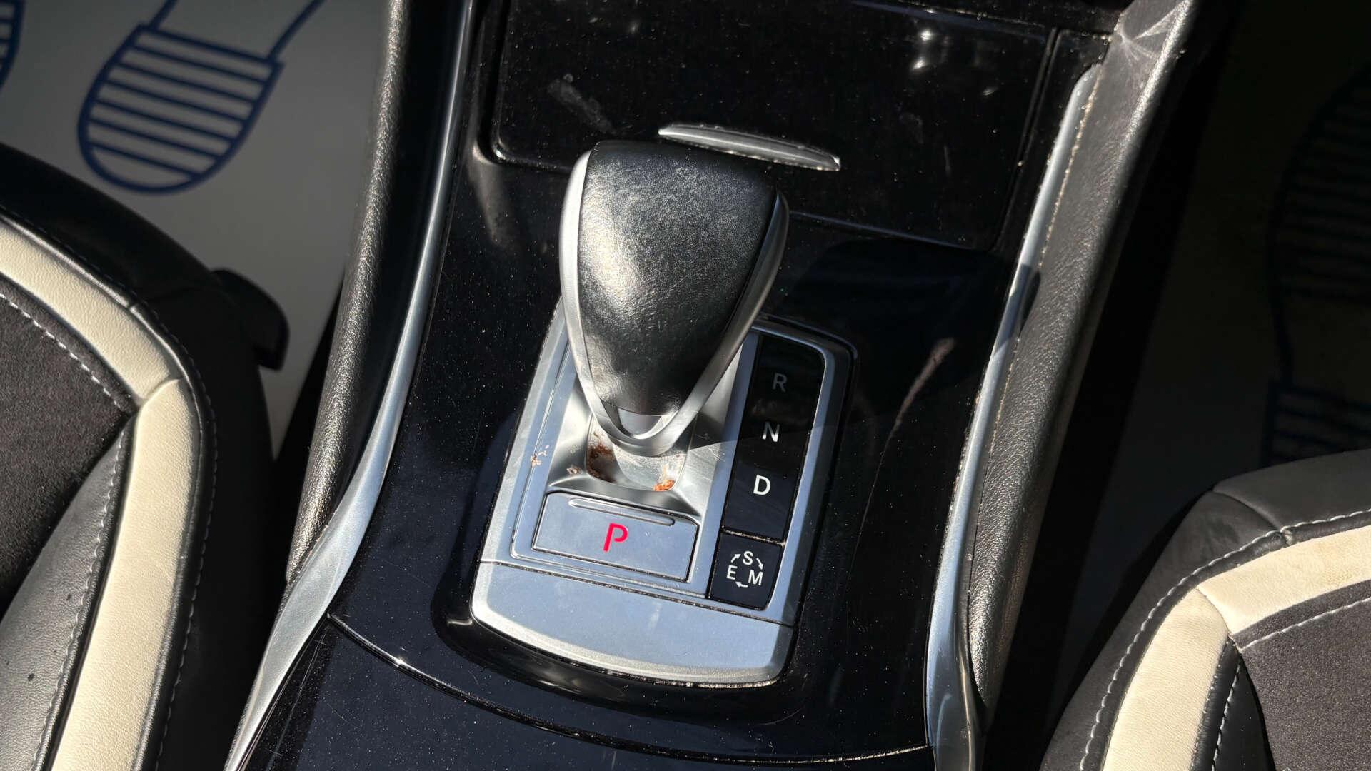 Infiniti Q30 view 28