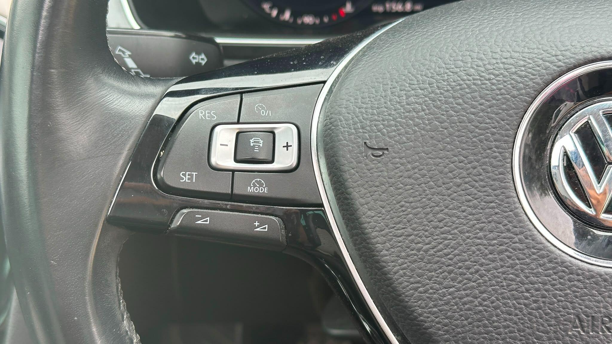 Volkswagen Passat view 26