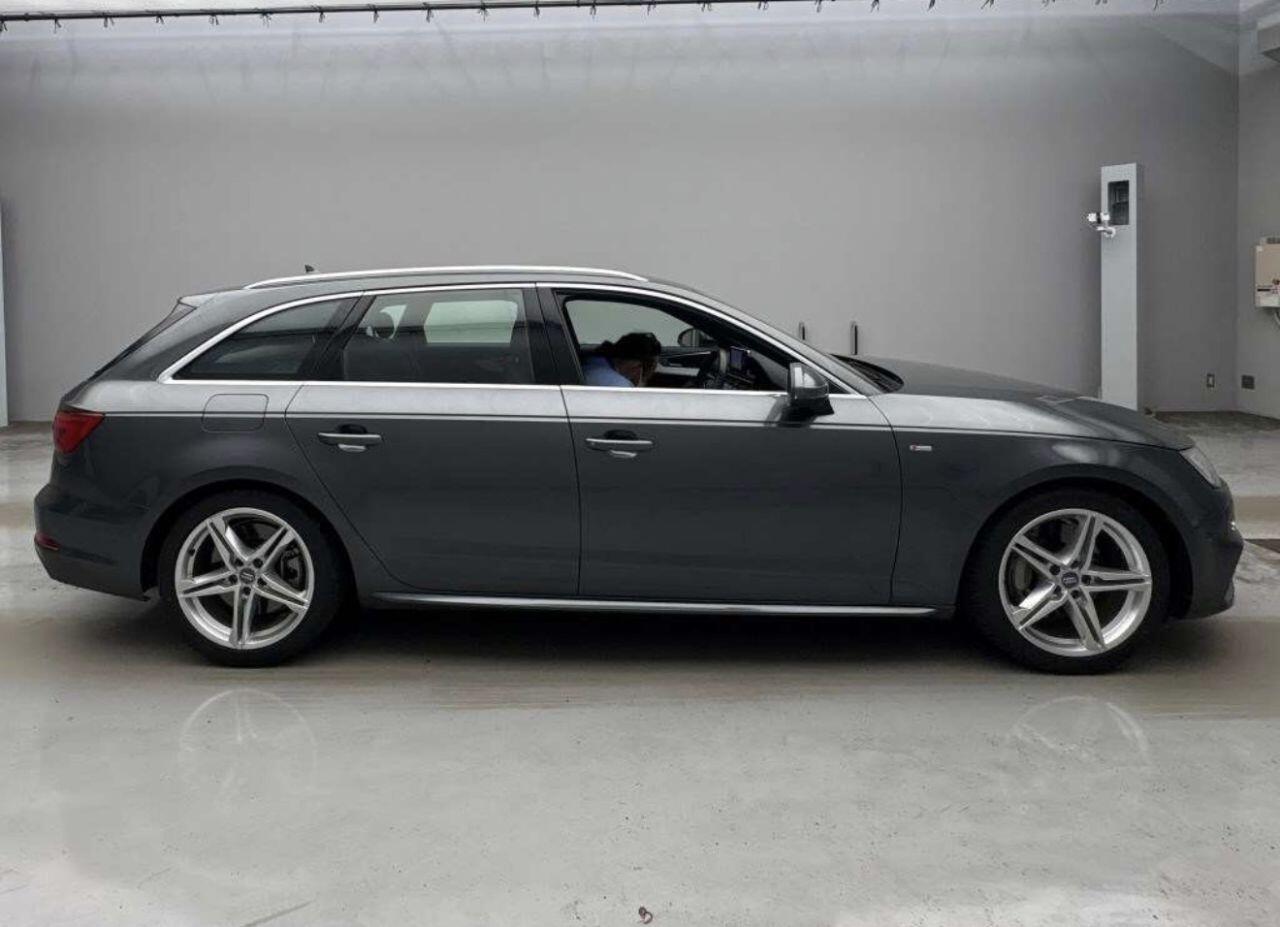 Audi A4 view 5