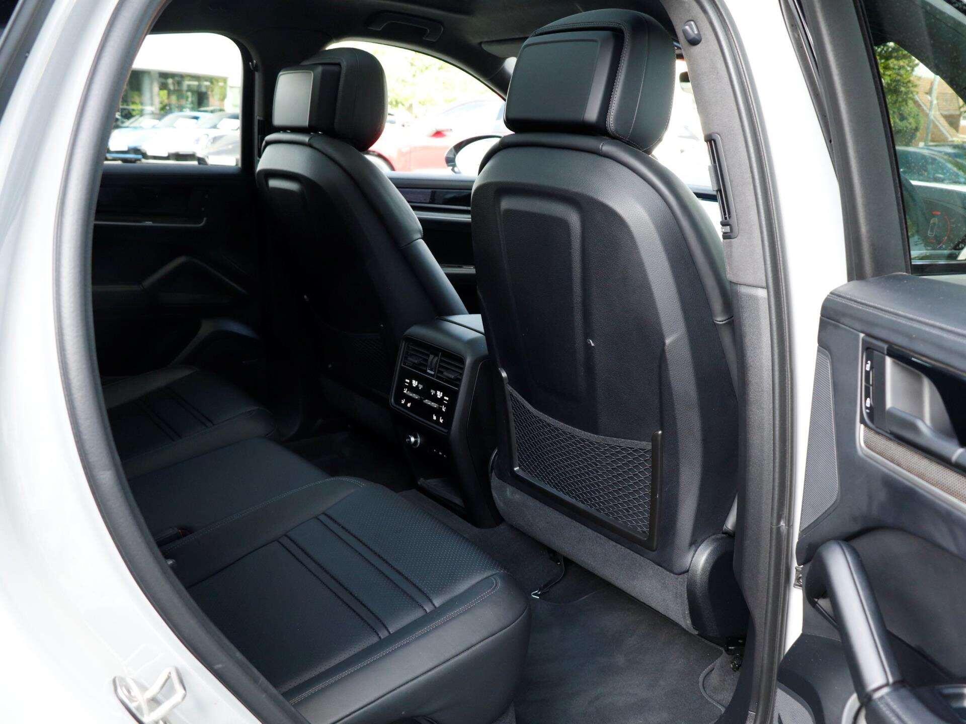 Porsche Cayenne view 27