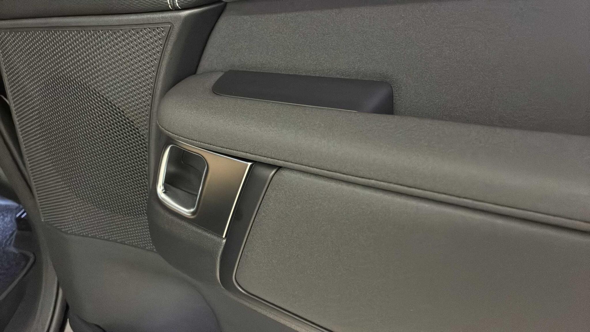 Land Rover Discovery view 32