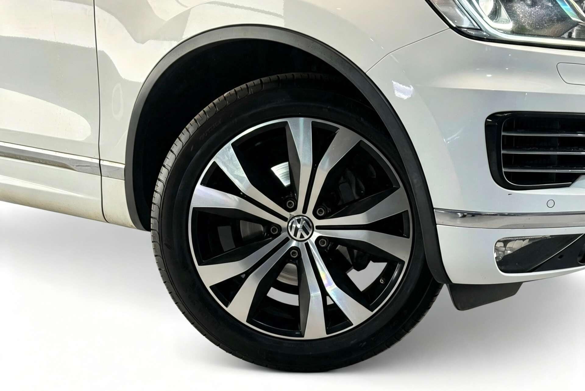 Volkswagen Touareg view 3