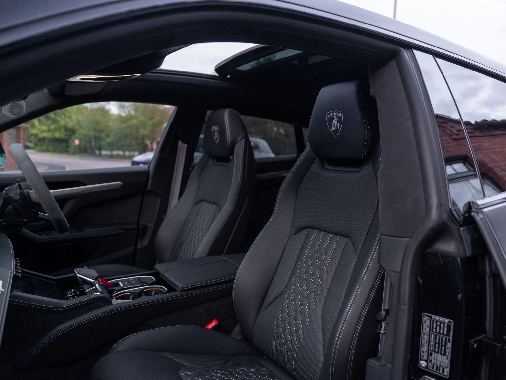 Lamborghini Urus view 45