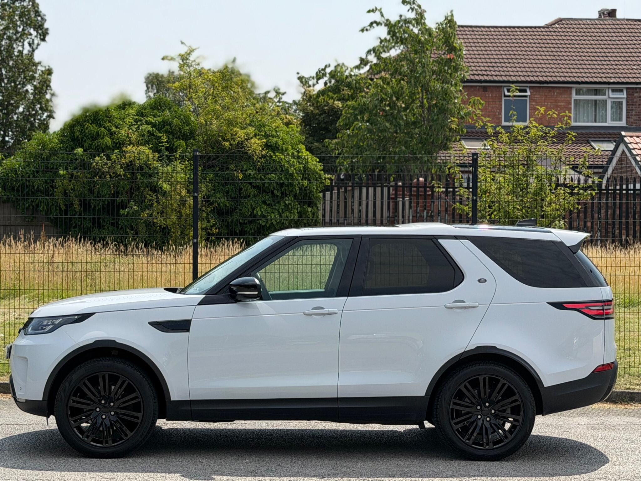 Land Rover Discovery view 12