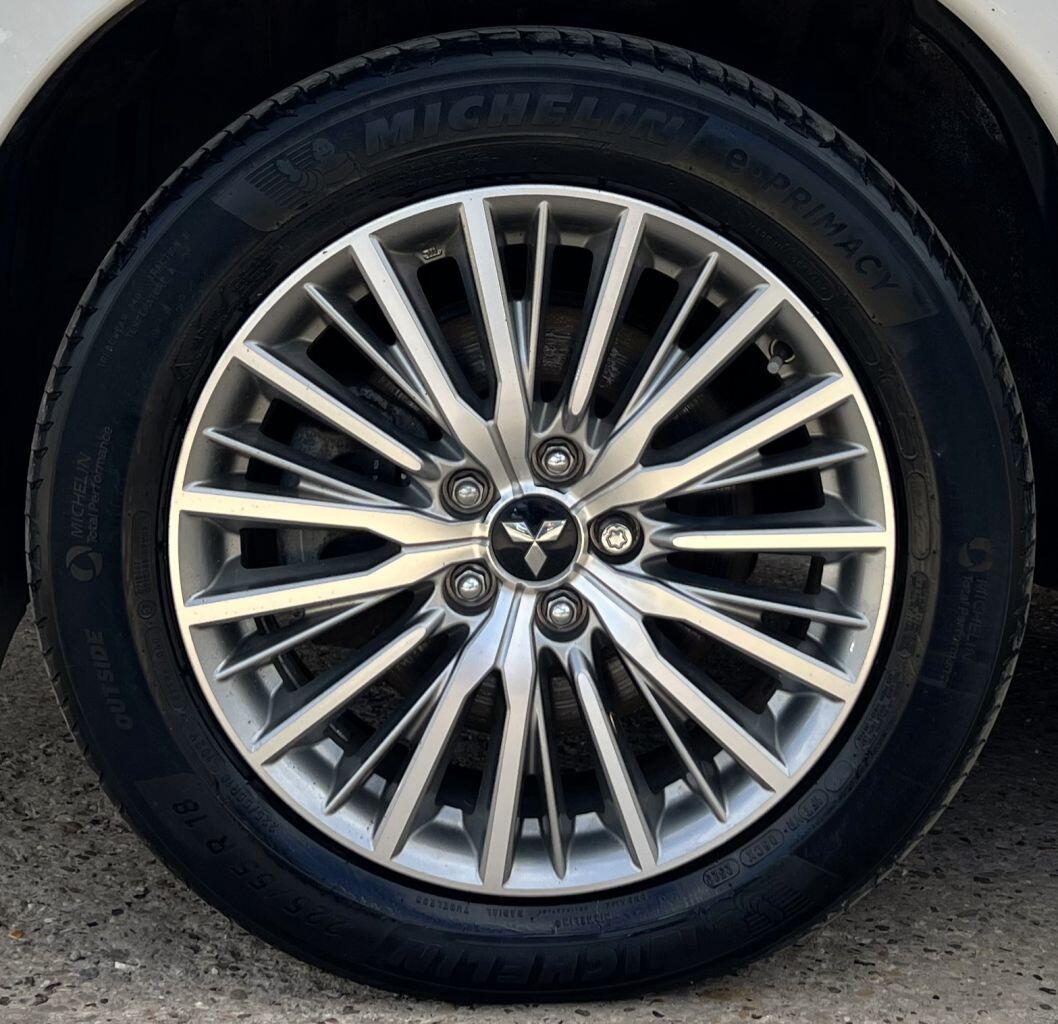 Mitsubishi Outlander view 12