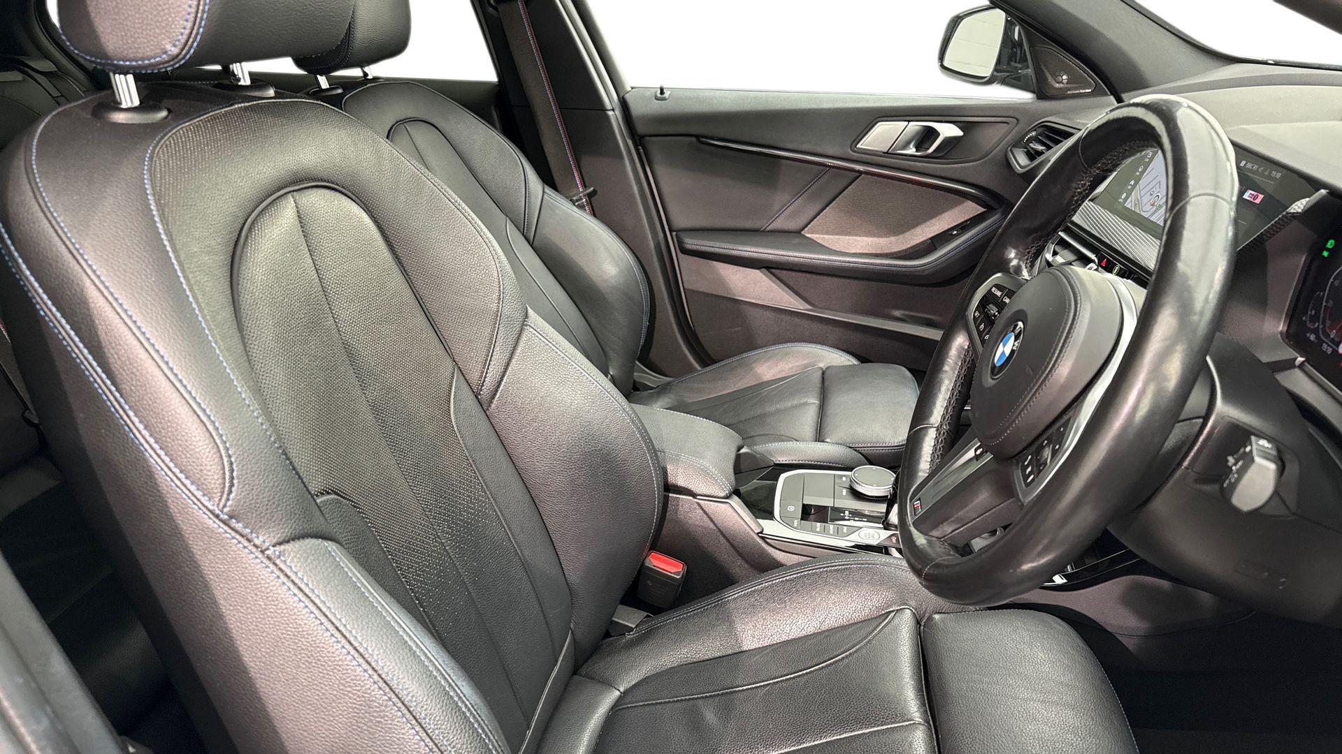 BMW 1 Series view 11