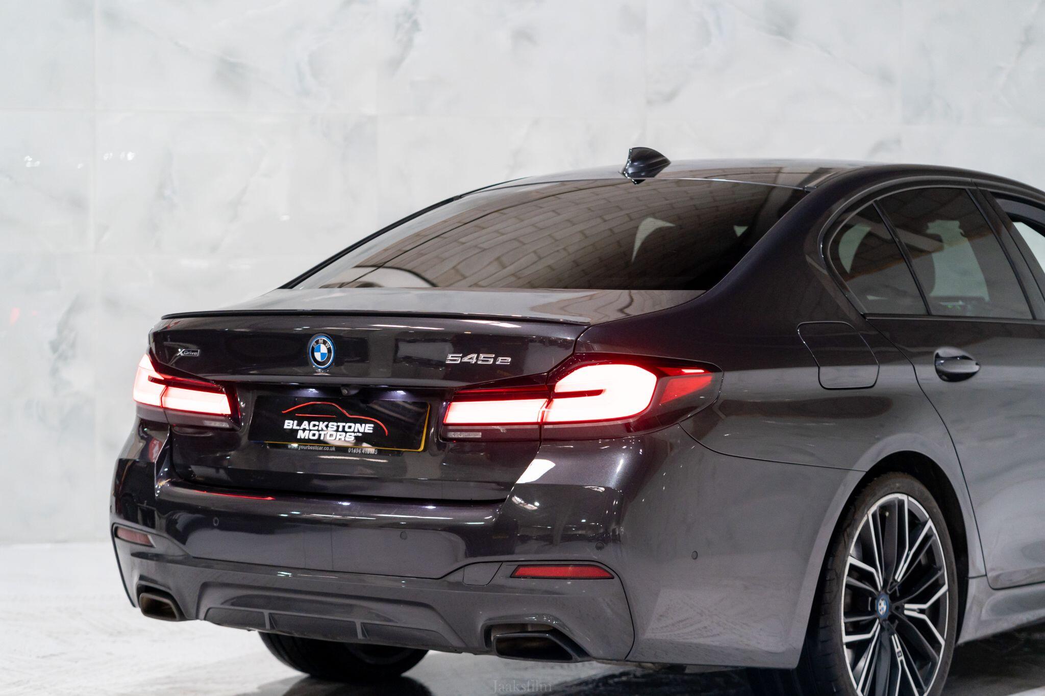 BMW 5 Series view 9
