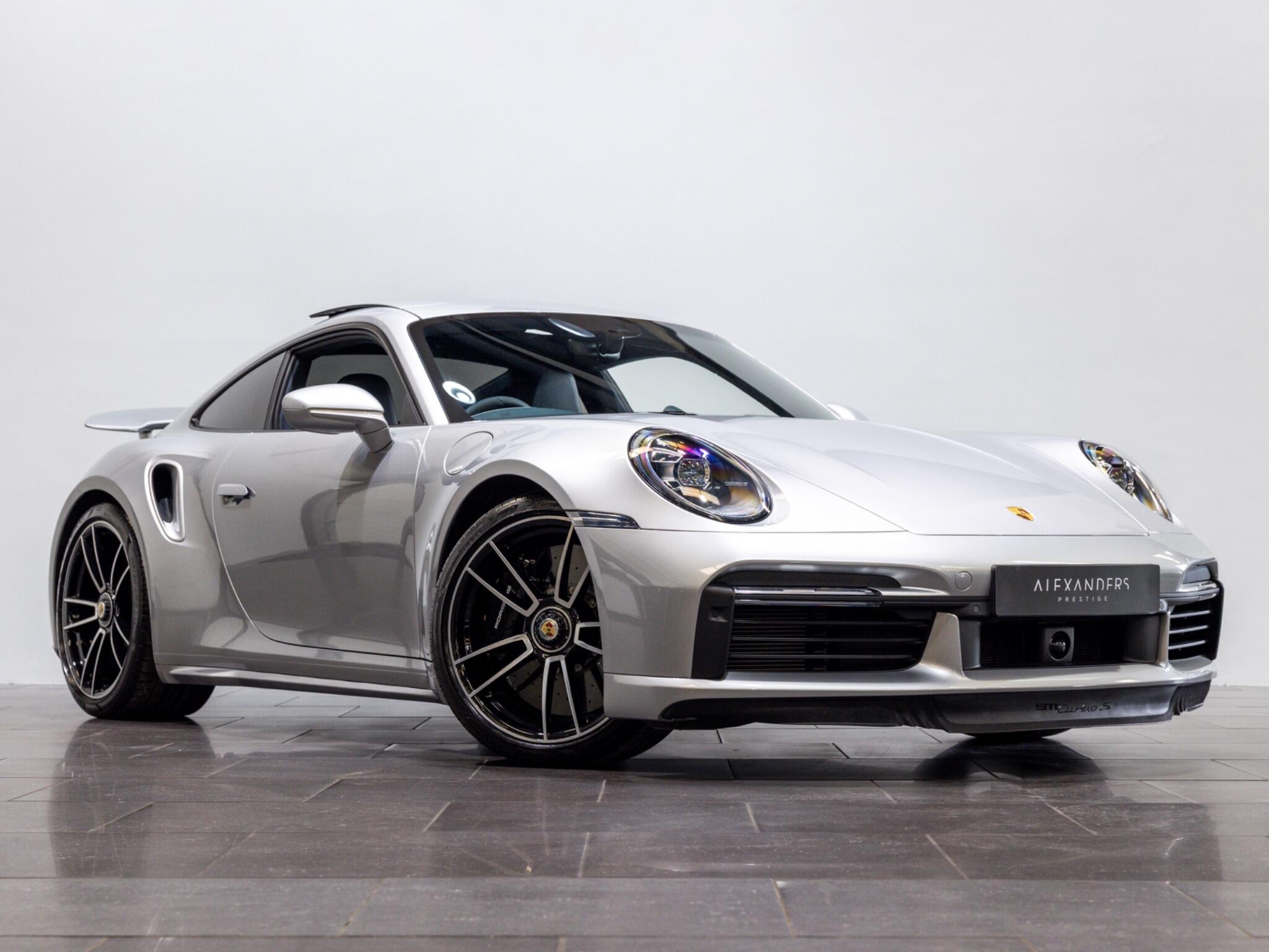 Porsche 911 view 8