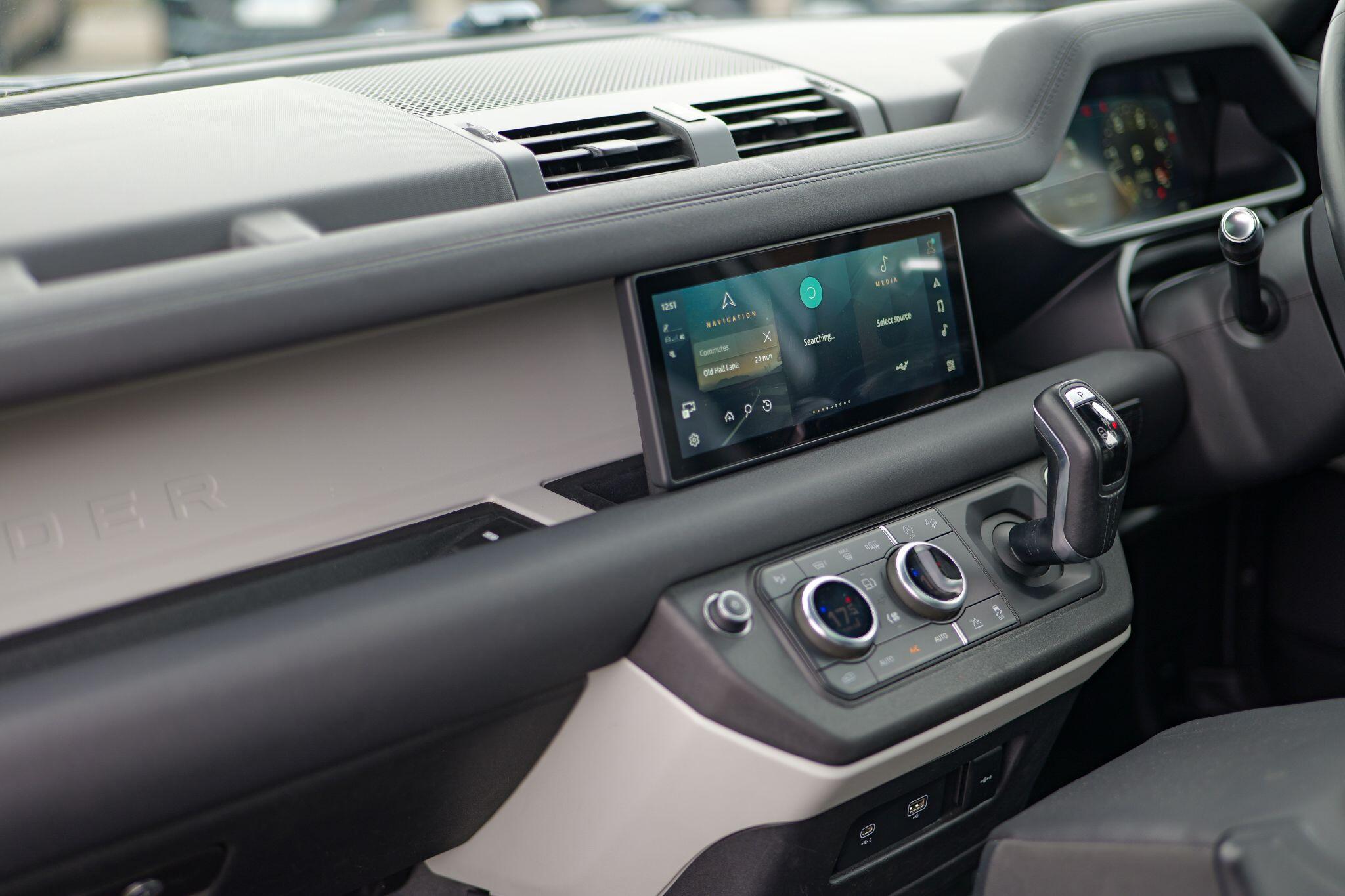 Land Rover Defender 90 view 19