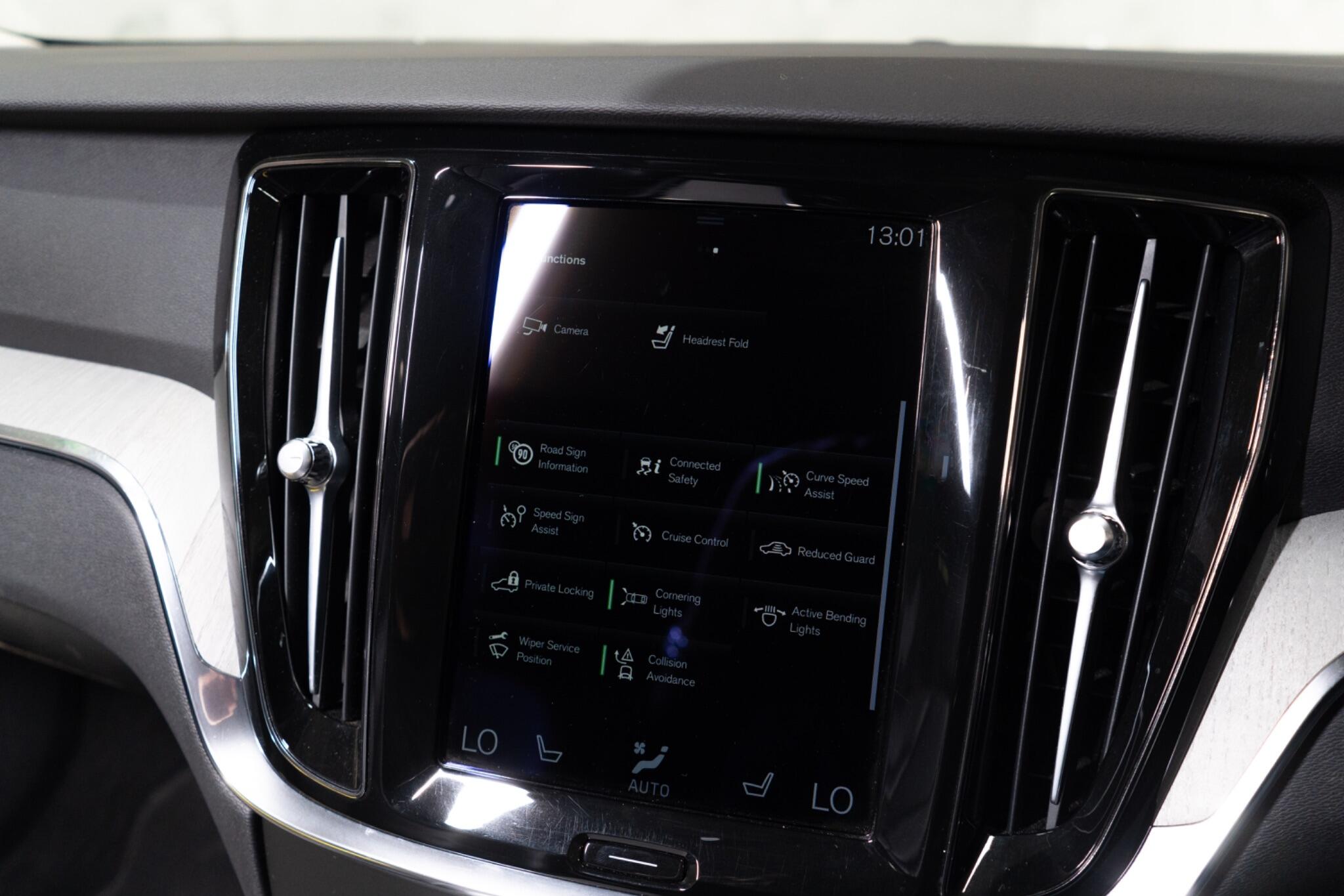 Volvo V60 Cross Country view 23