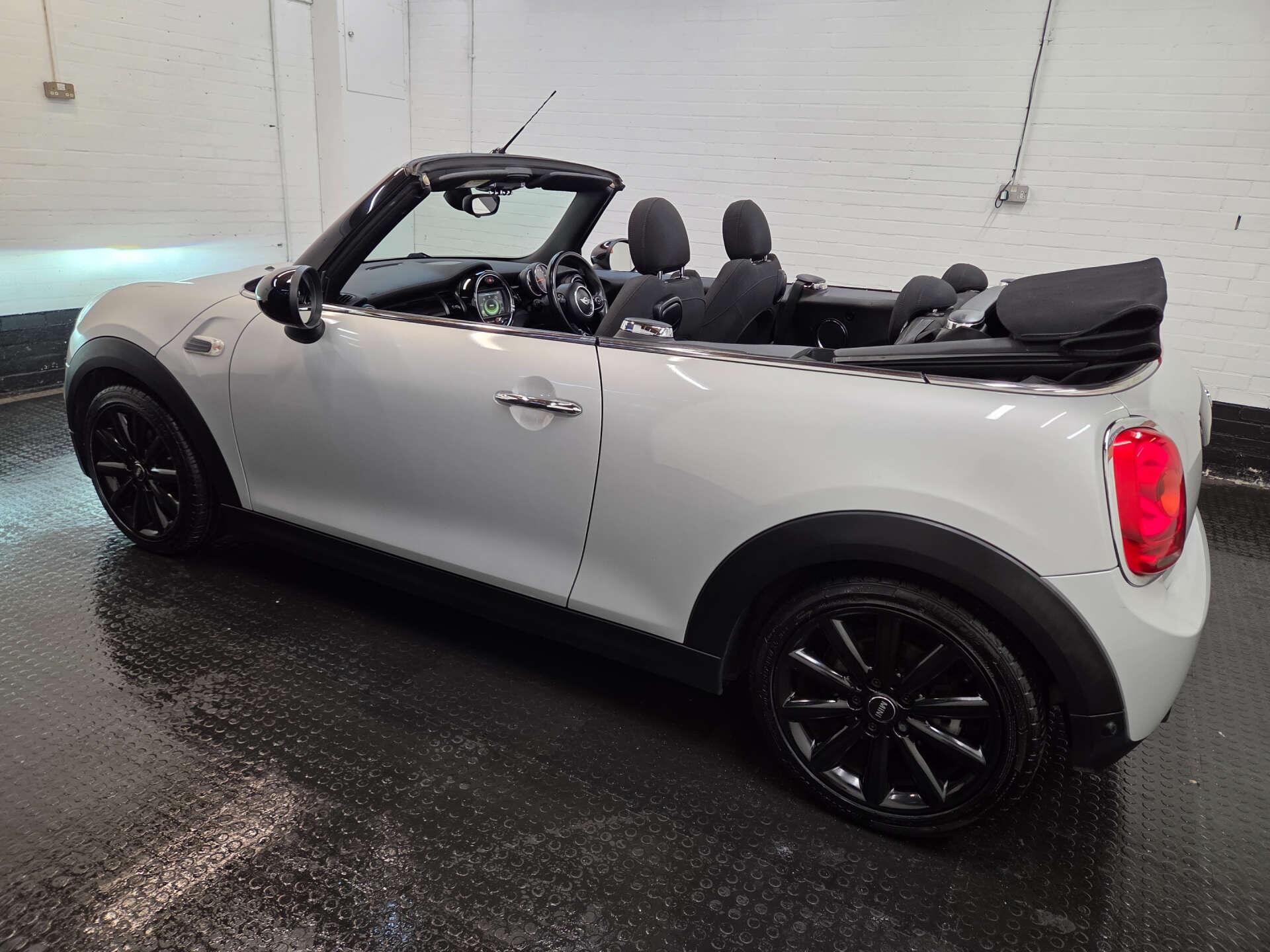 Mini Convertible view 30