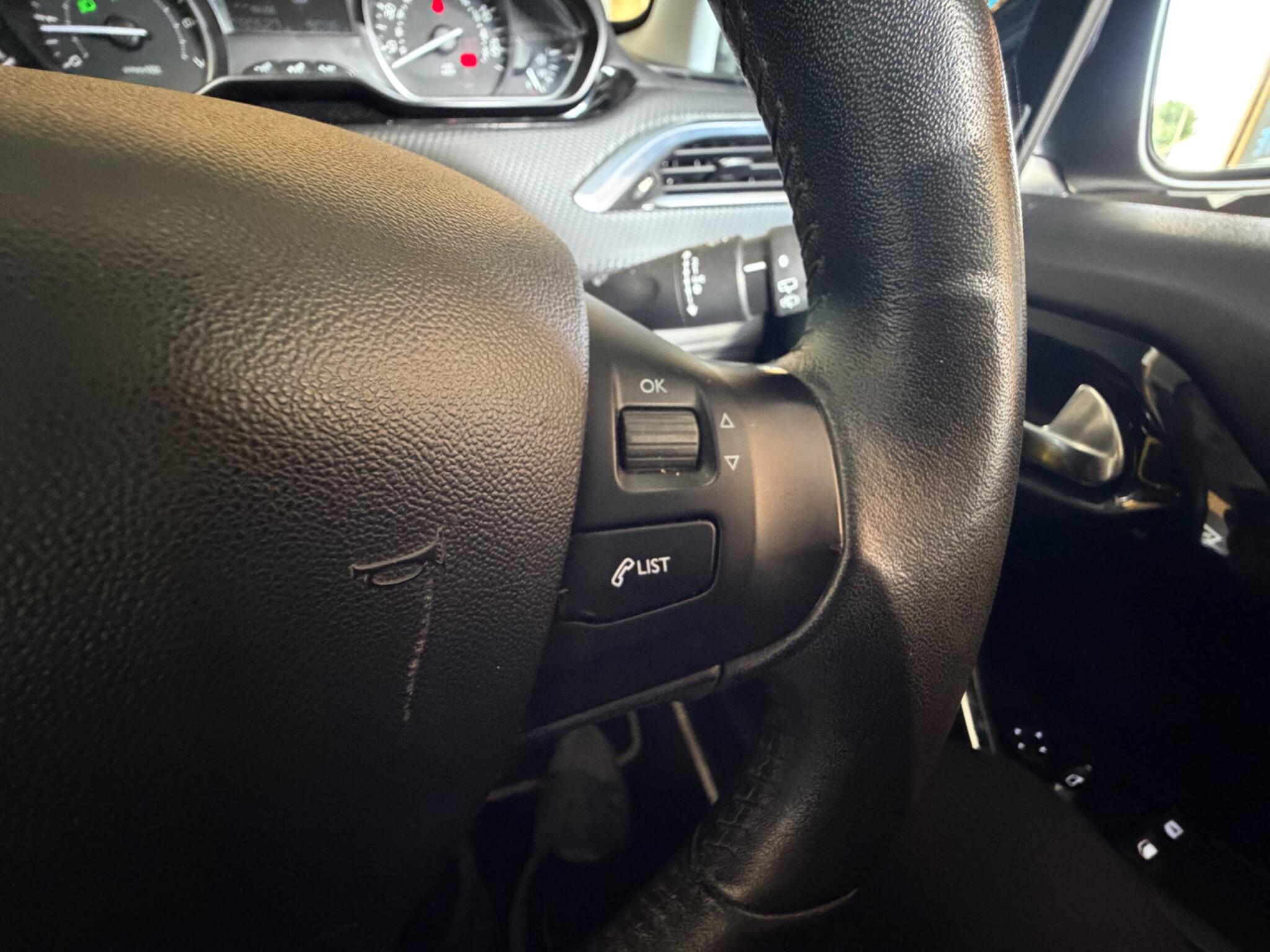 Peugeot 208 view 23