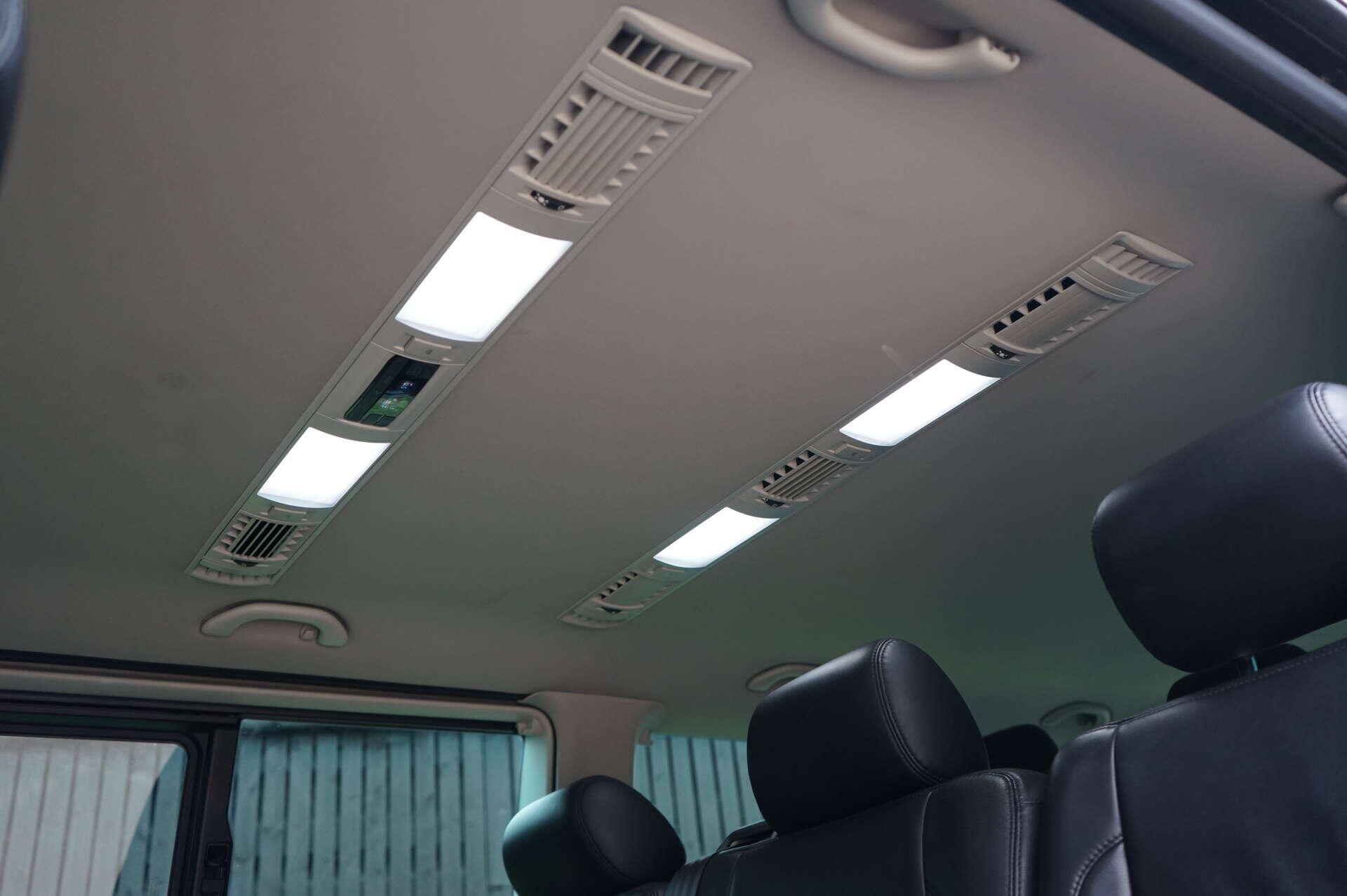 Volkswagen Transporter view 16
