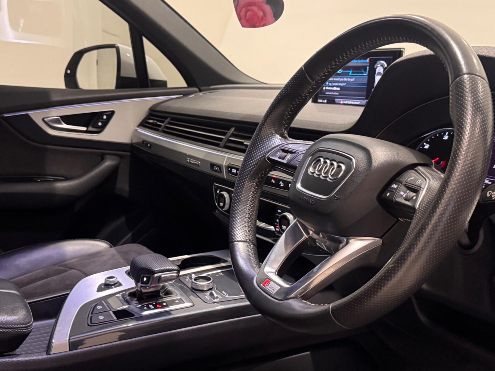 Audi Q7 view 21