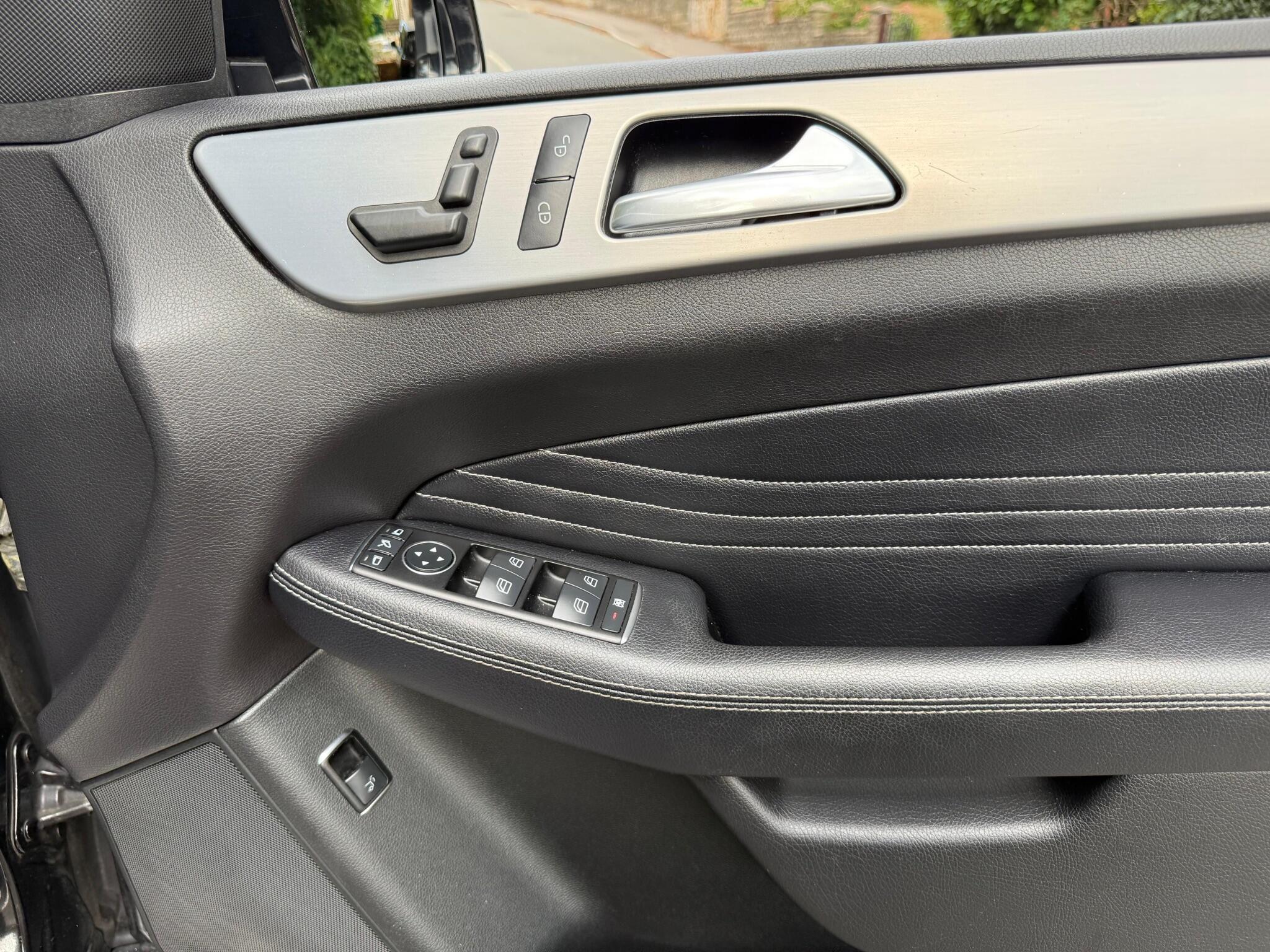 Mercedes-Benz M Class view 15