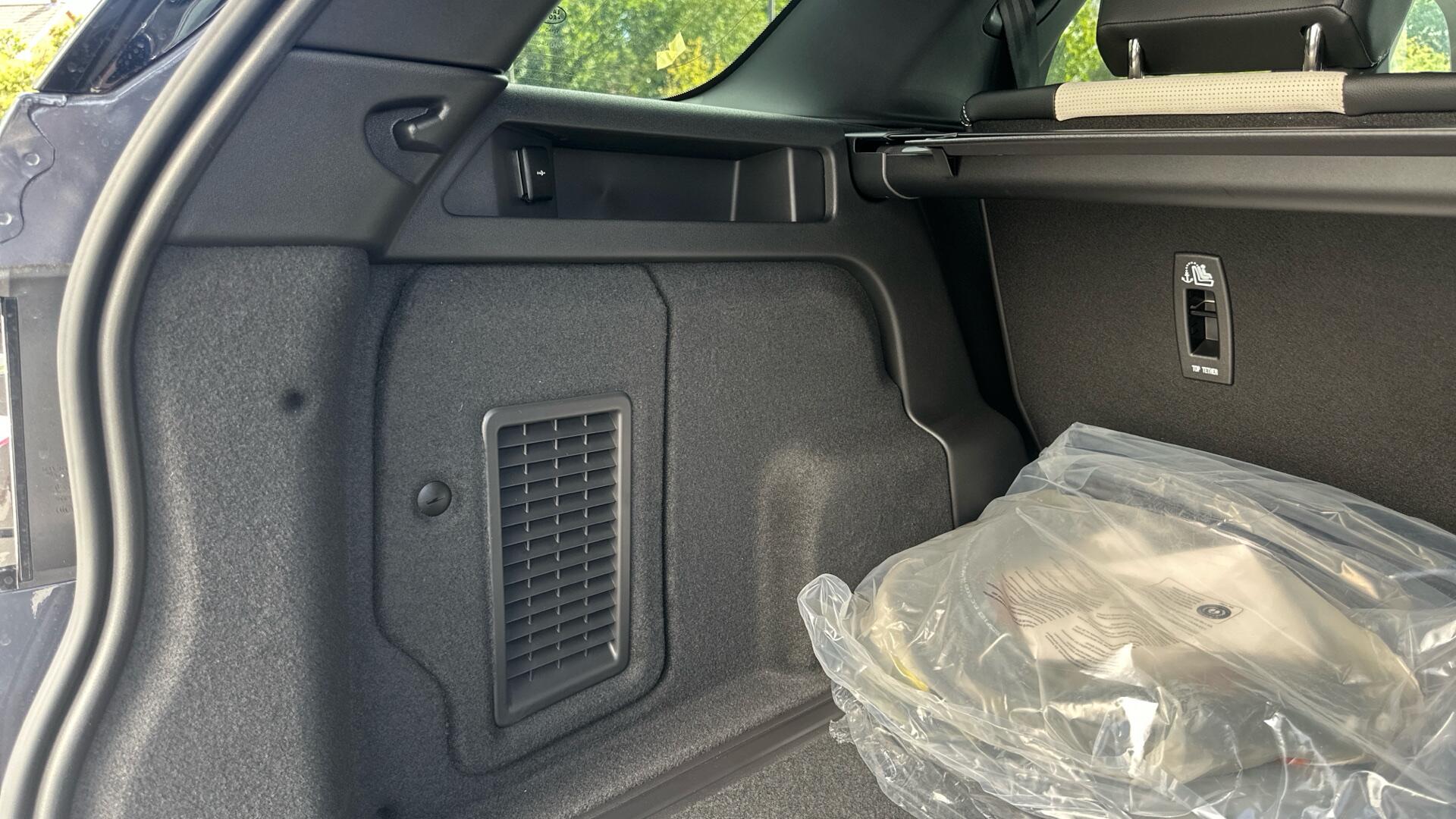Land Rover Discovery Sport view 25