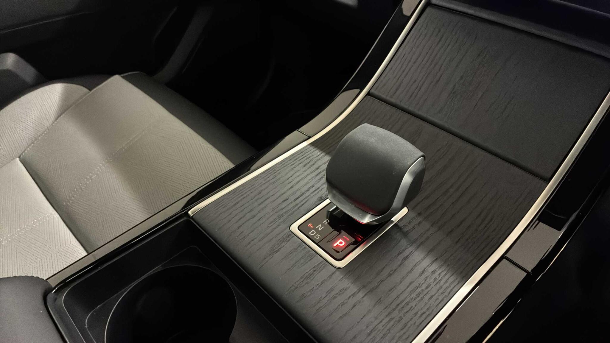 Land Rover Range Rover Velar view 13