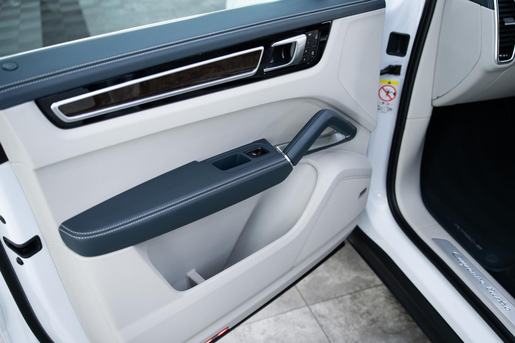 Porsche Cayenne view 27