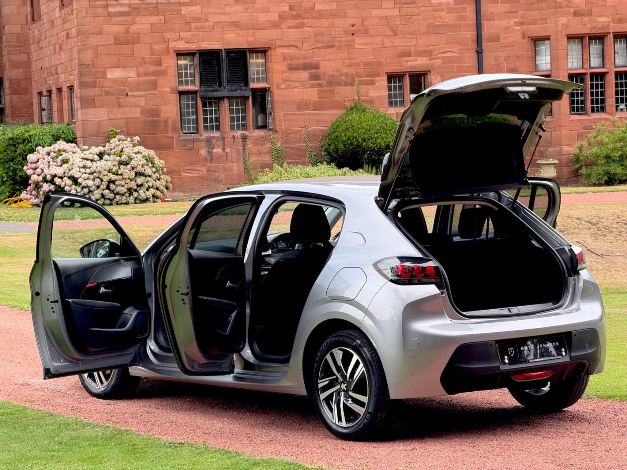 Peugeot 208 view 5