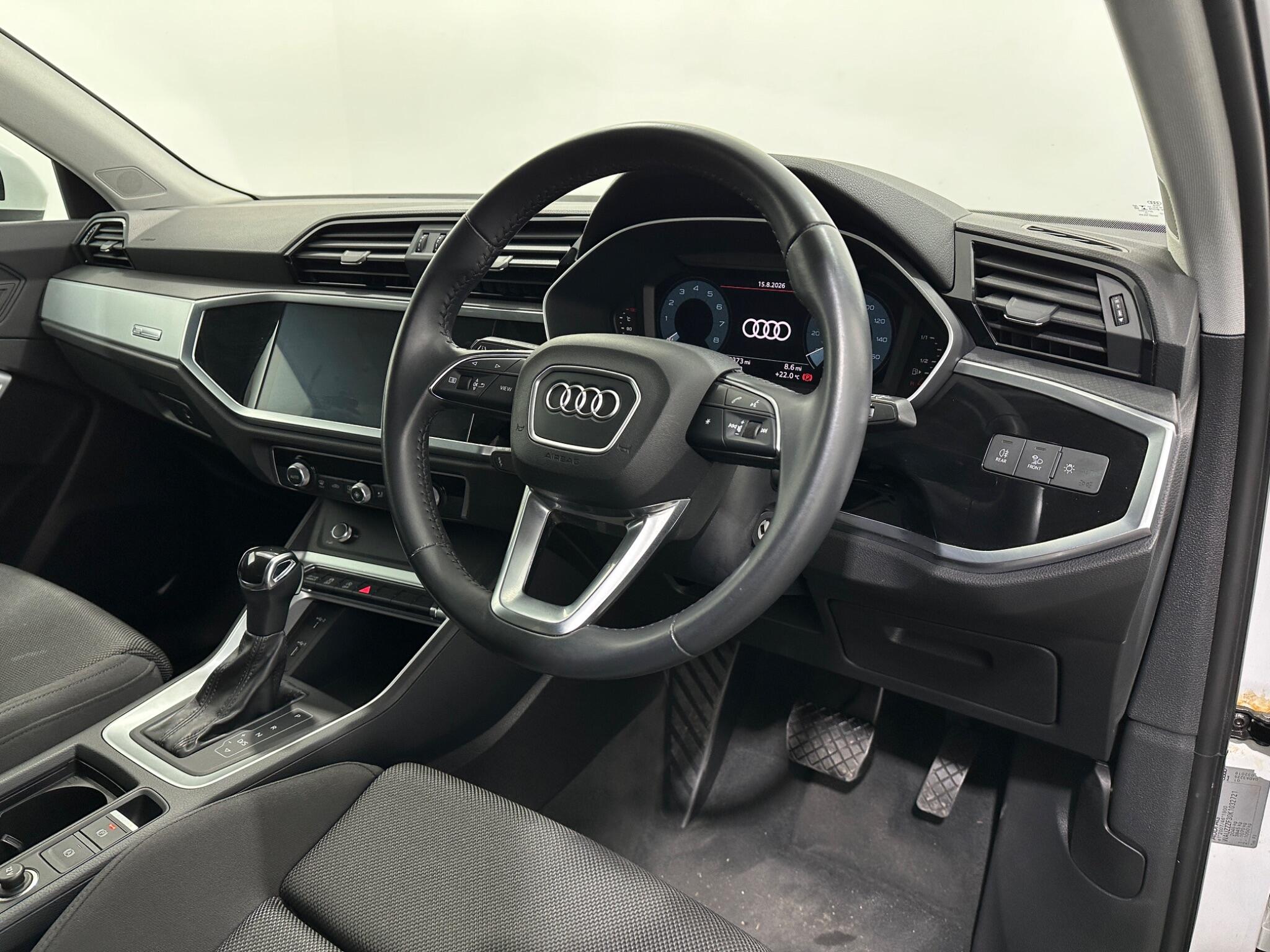 Audi Q3 view 11