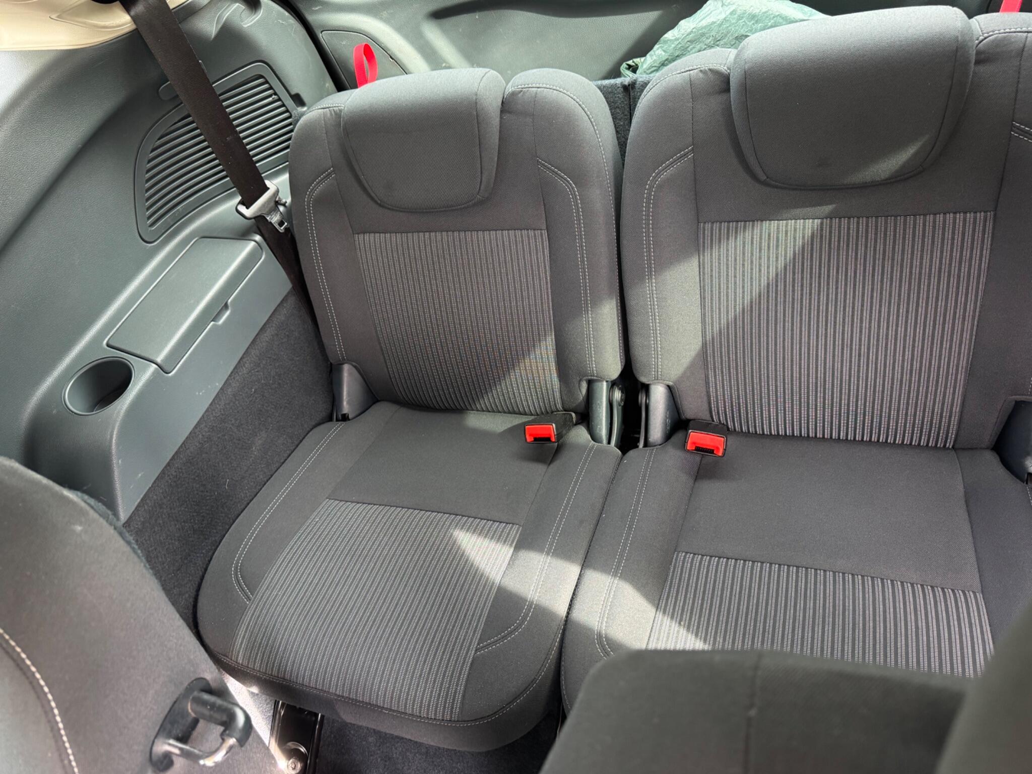 Ford Grand C-Max view 16