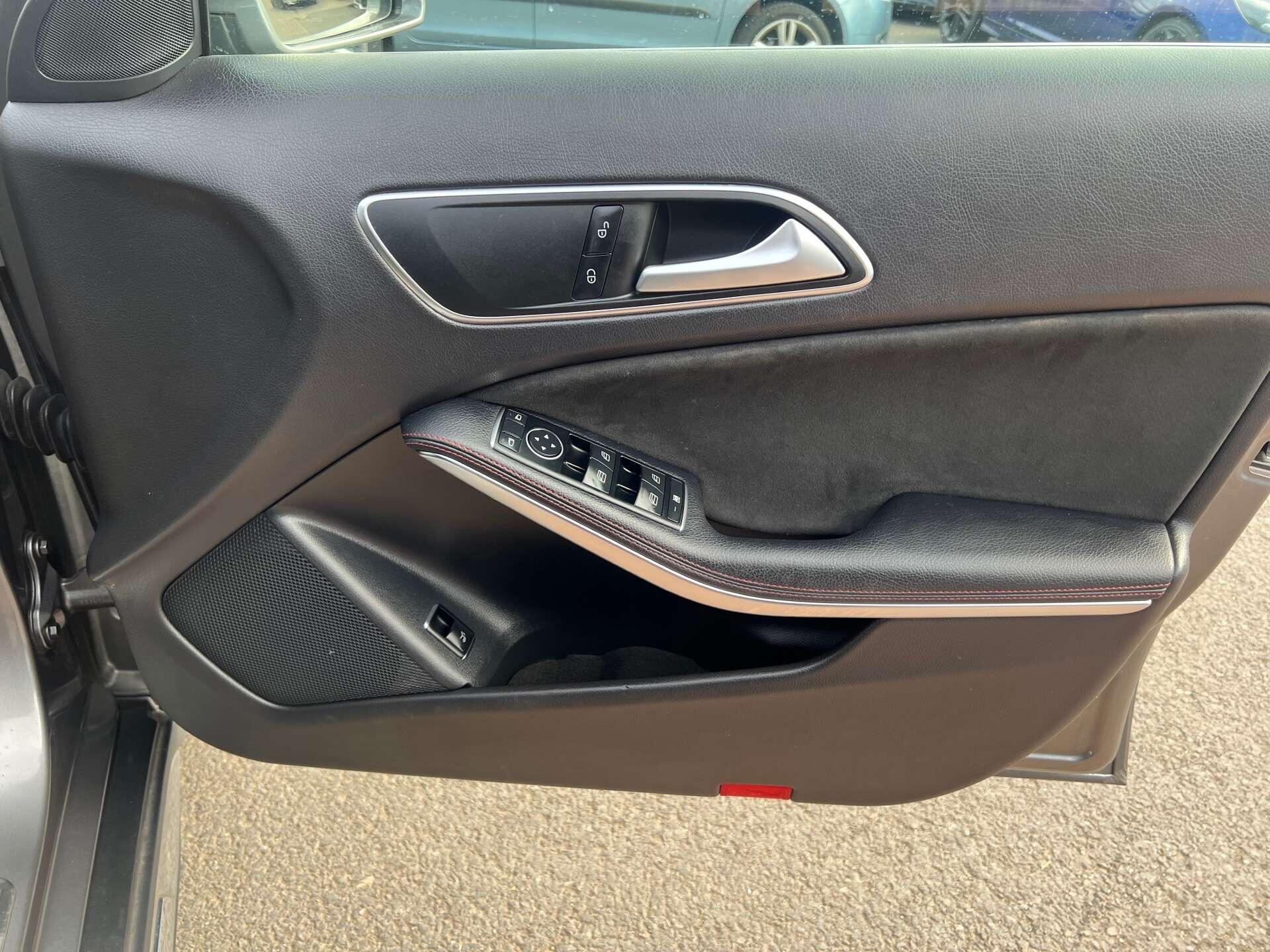 Mercedes-Benz GLA view 46