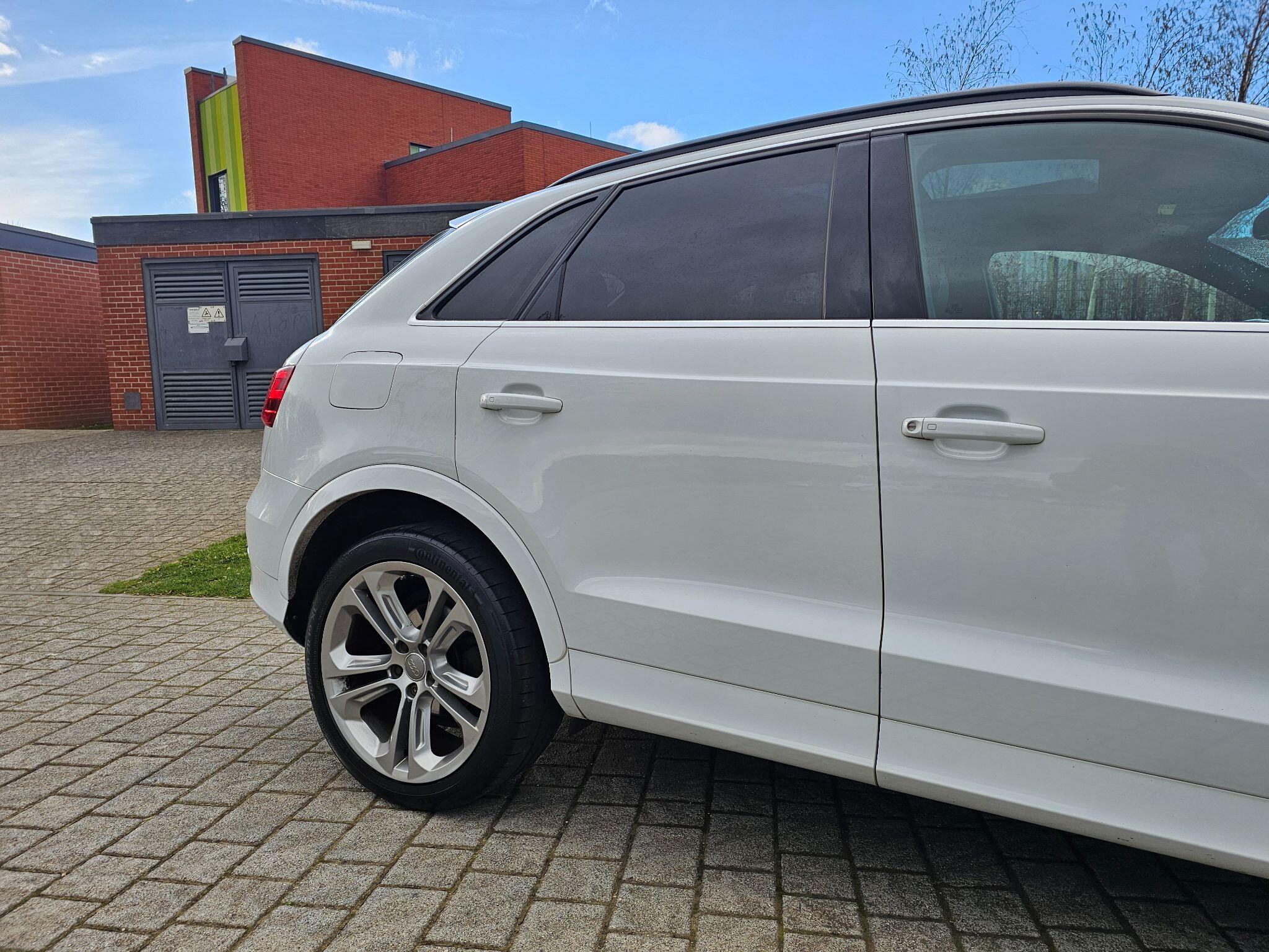 Audi Q3 view 8
