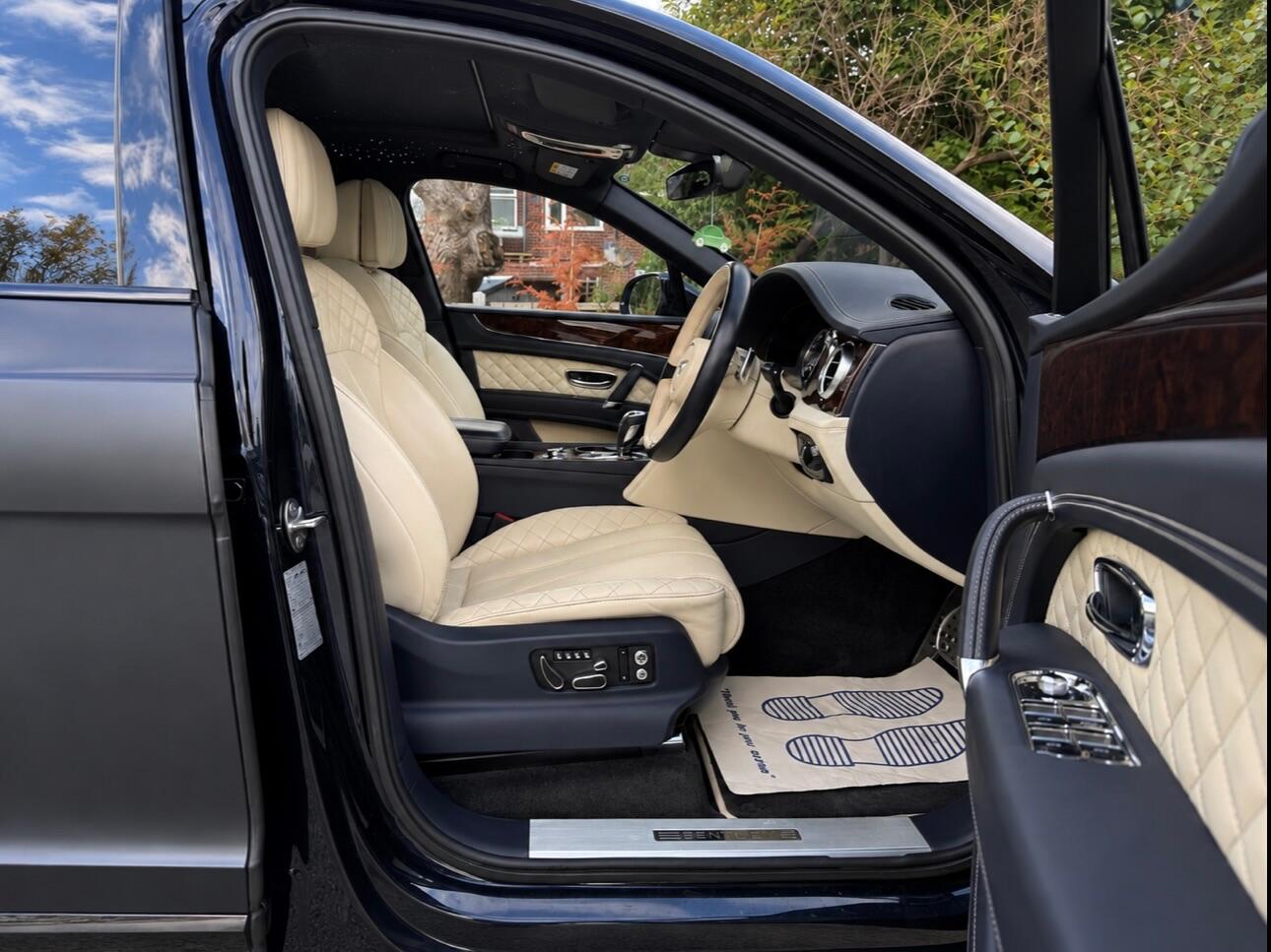 Bentley Bentayga view 22