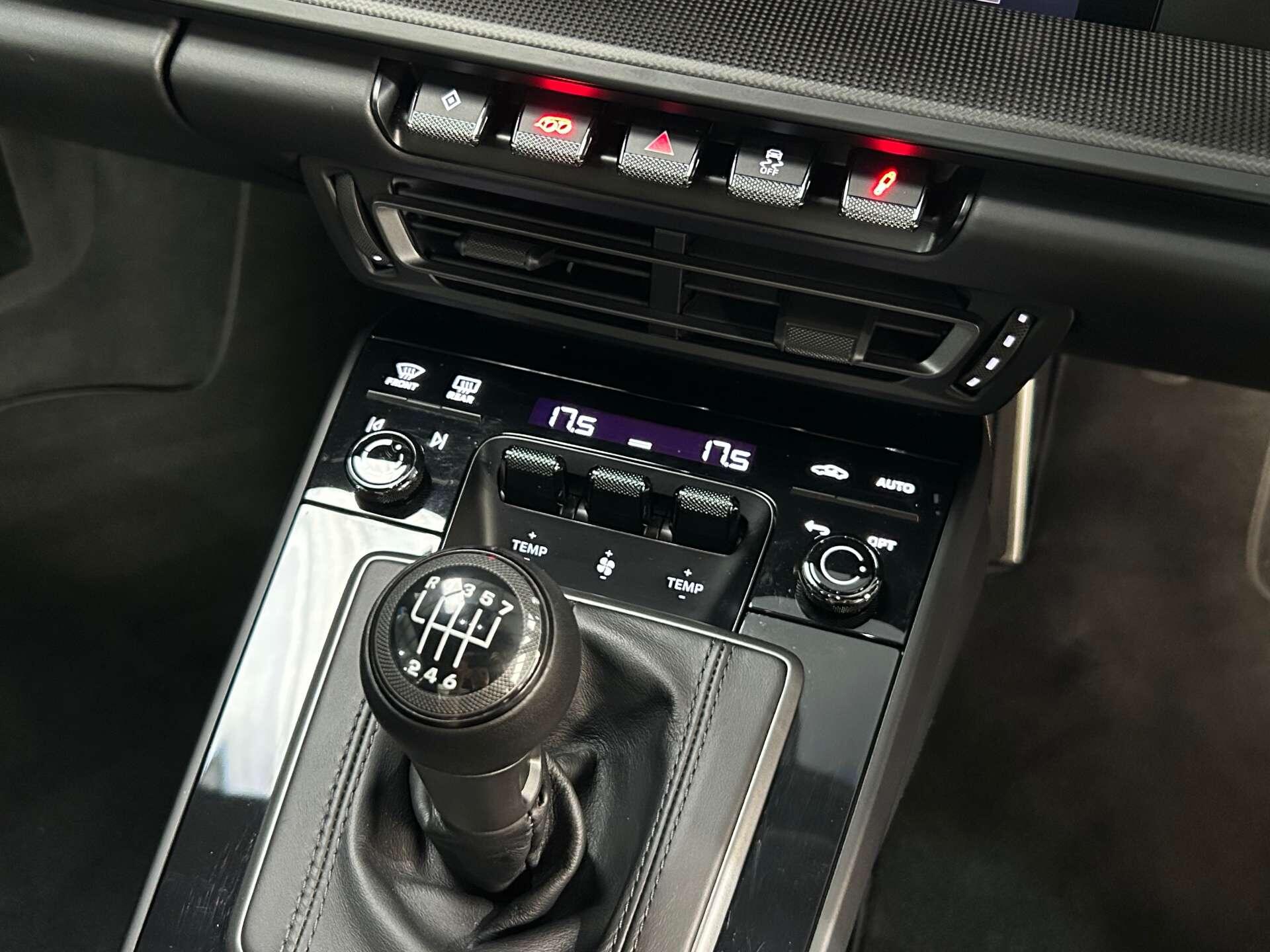 Porsche 911 view 32