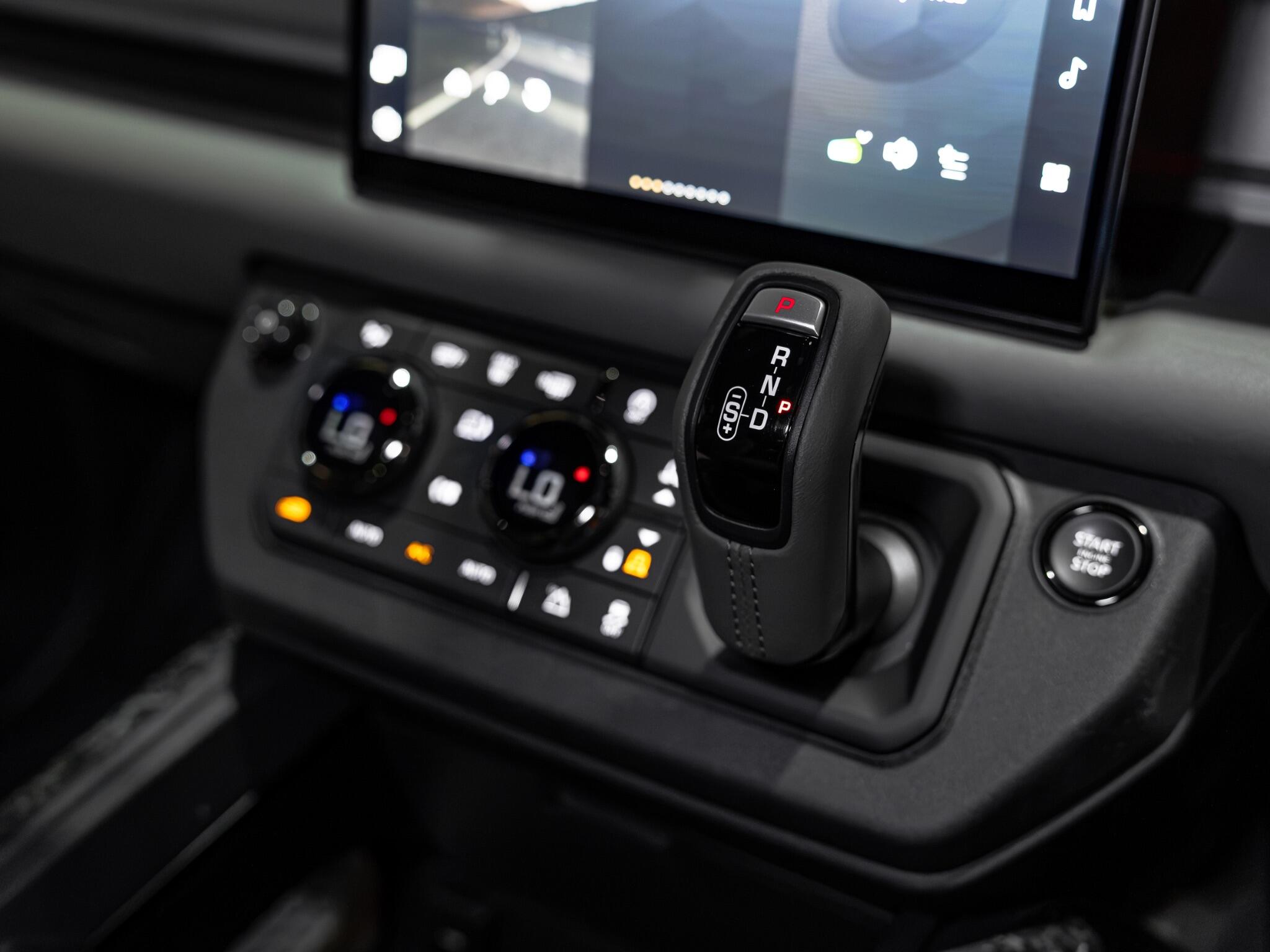 Land Rover Defender view 25