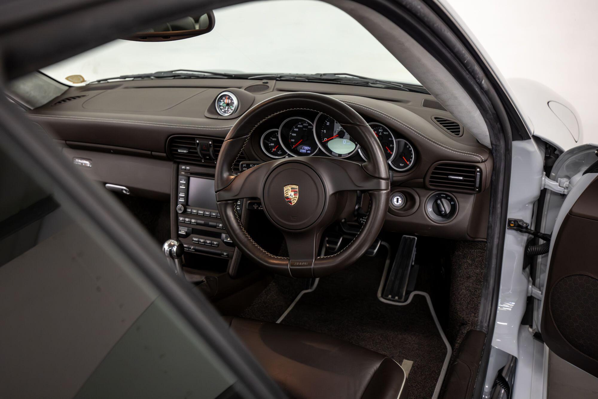 Porsche 911 view 34